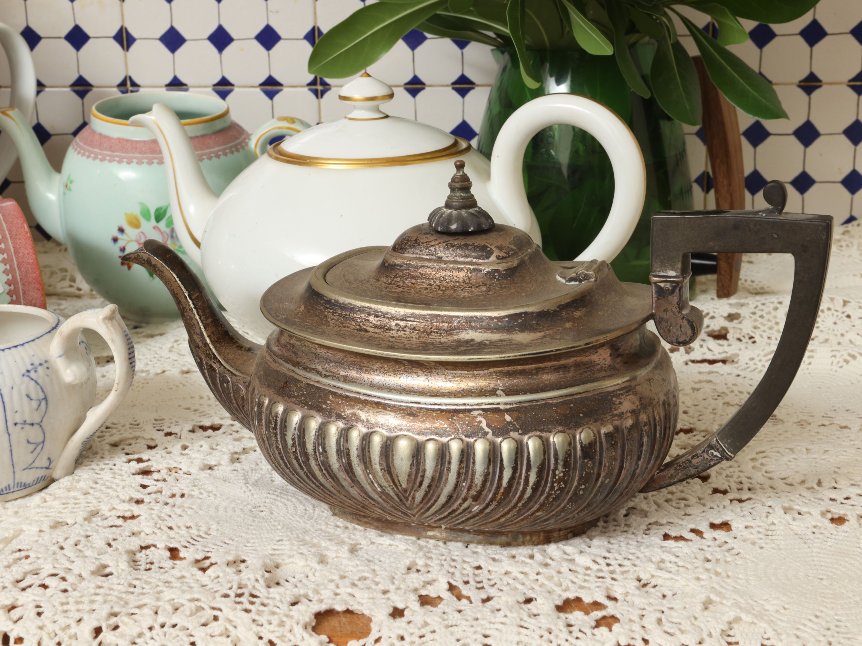 Collezione di teiere, porcellana (Richard Ginori) e ceramica, con decorazioni policrome e doratur...