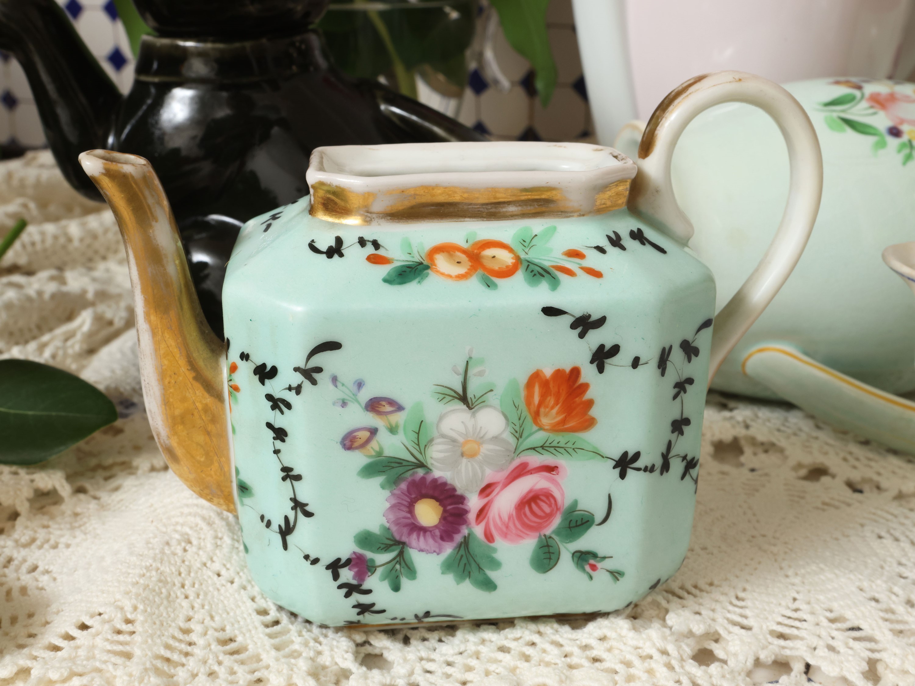 Collezione di teiere, porcellana (Richard Ginori) e ceramica, con decorazioni policrome e doratur...