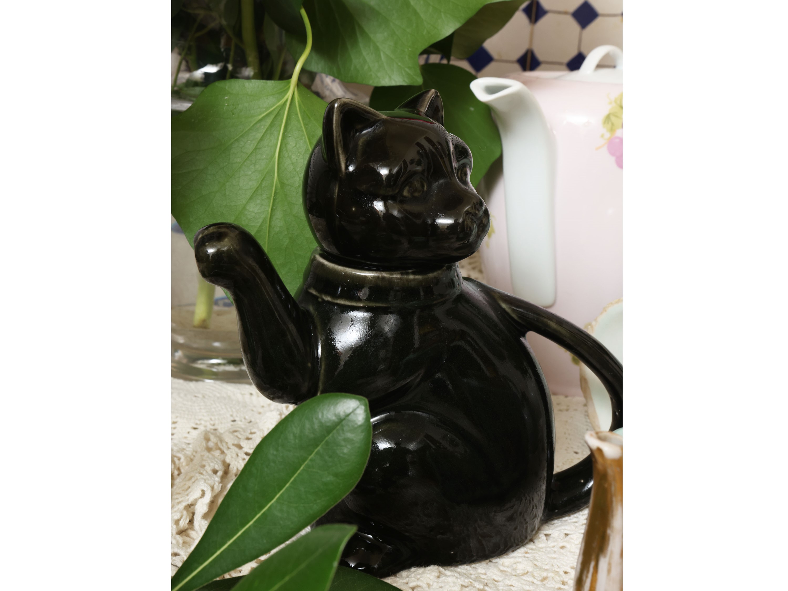 Collezione di teiere, porcellana (Richard Ginori) e ceramica, con decorazioni policrome e doratur...