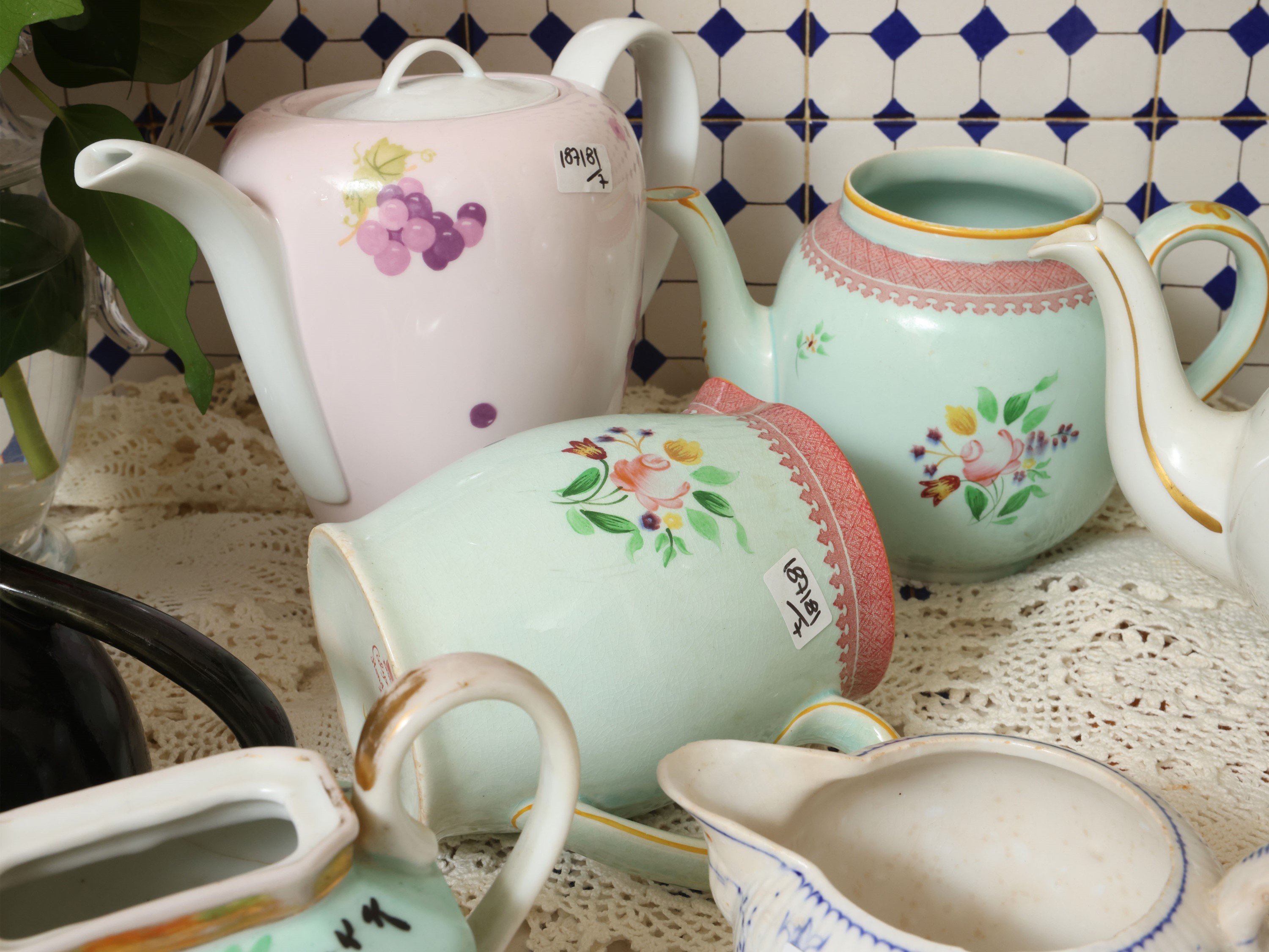 Collezione di teiere, porcellana (Richard Ginori) e ceramica, con decorazioni policrome e doratur...