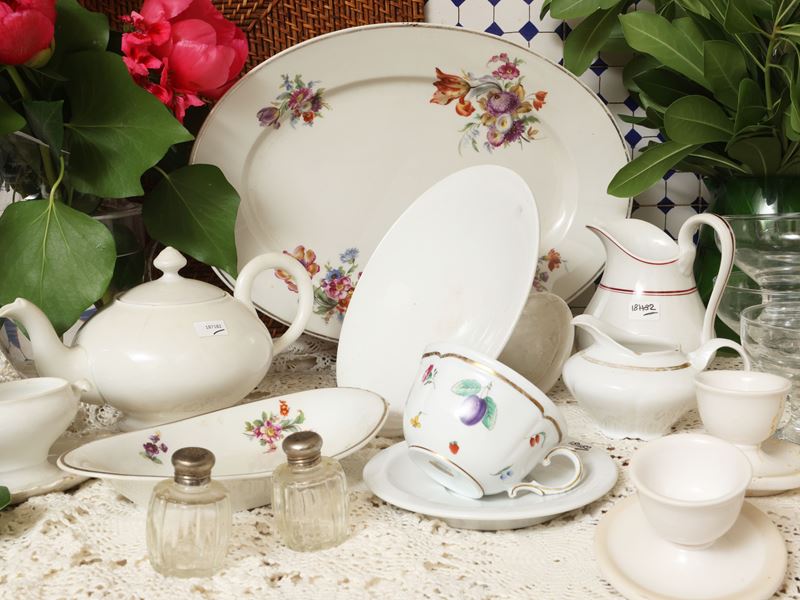 Richard Ginori, Miscellanea di accessori da tavola (tazza, teiera, grande lattiera e vassoi ovali...