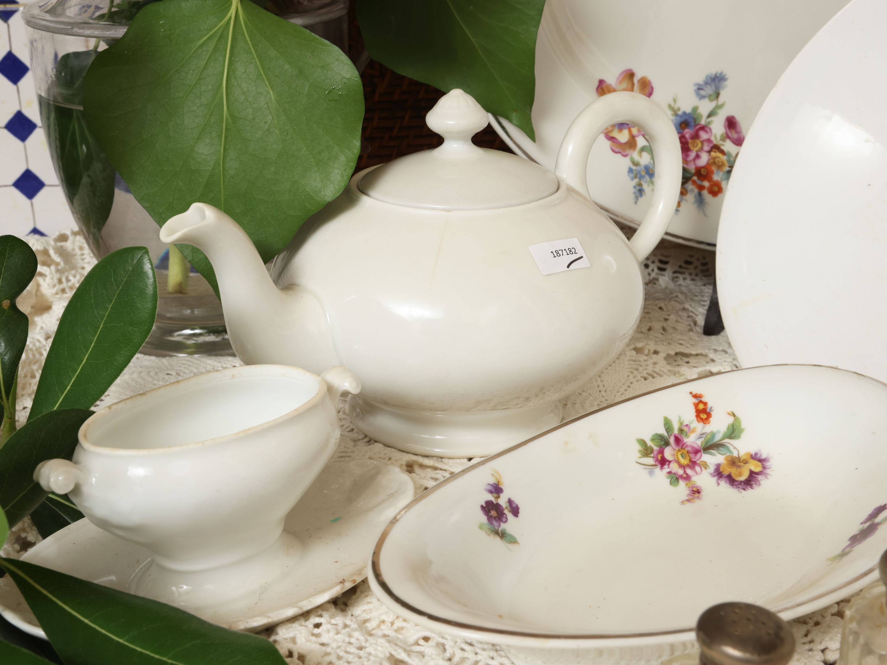Richard Ginori, Miscellanea di accessori da tavola (tazza, teiera, grande lattiera e vassoi ovali...