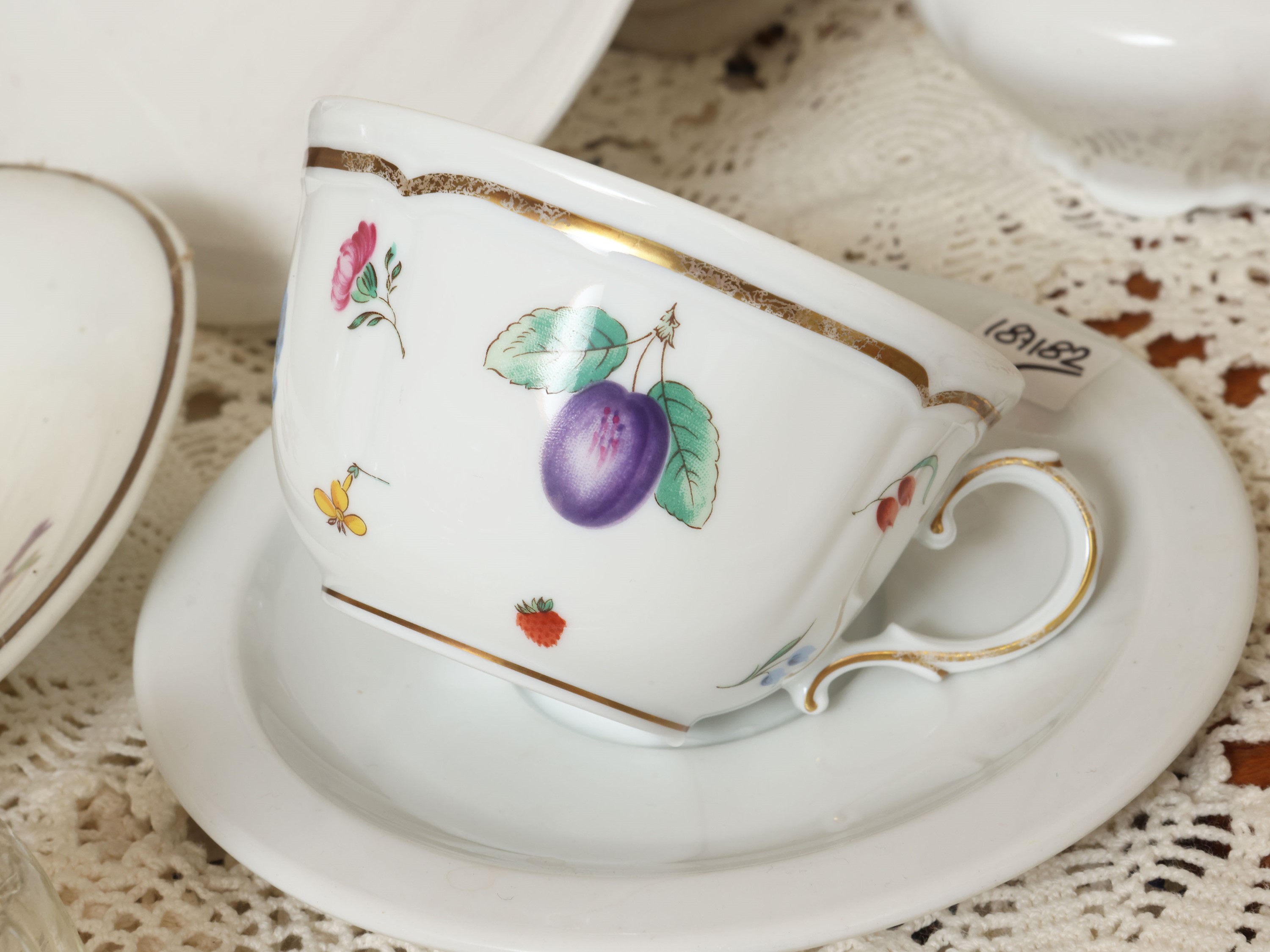 Richard Ginori, Miscellanea di accessori da tavola (tazza, teiera, grande lattiera e vassoi ovali...