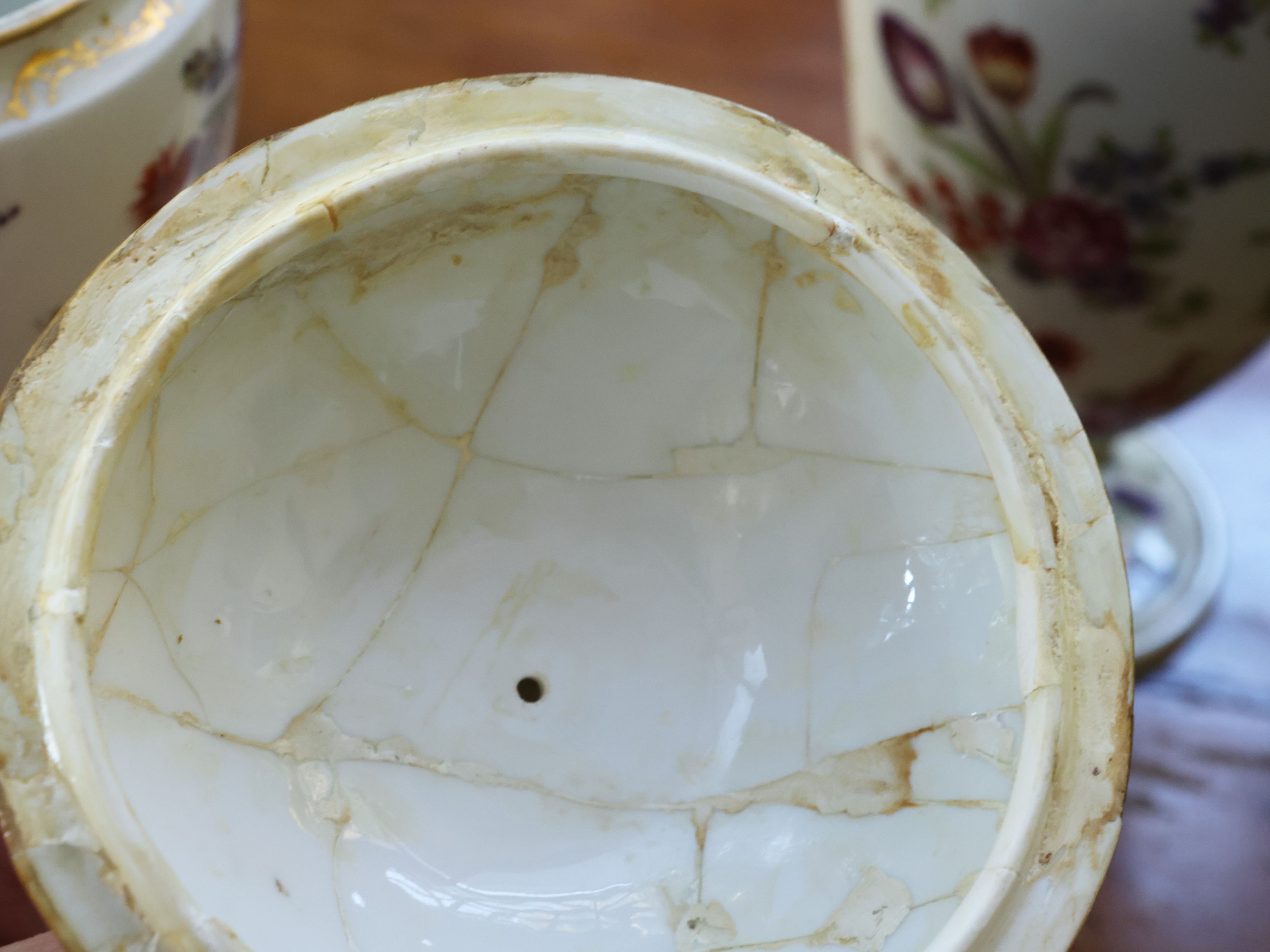 Coppia di vasi porta essenze, porcellana policroma con coperchio traforato e amorini