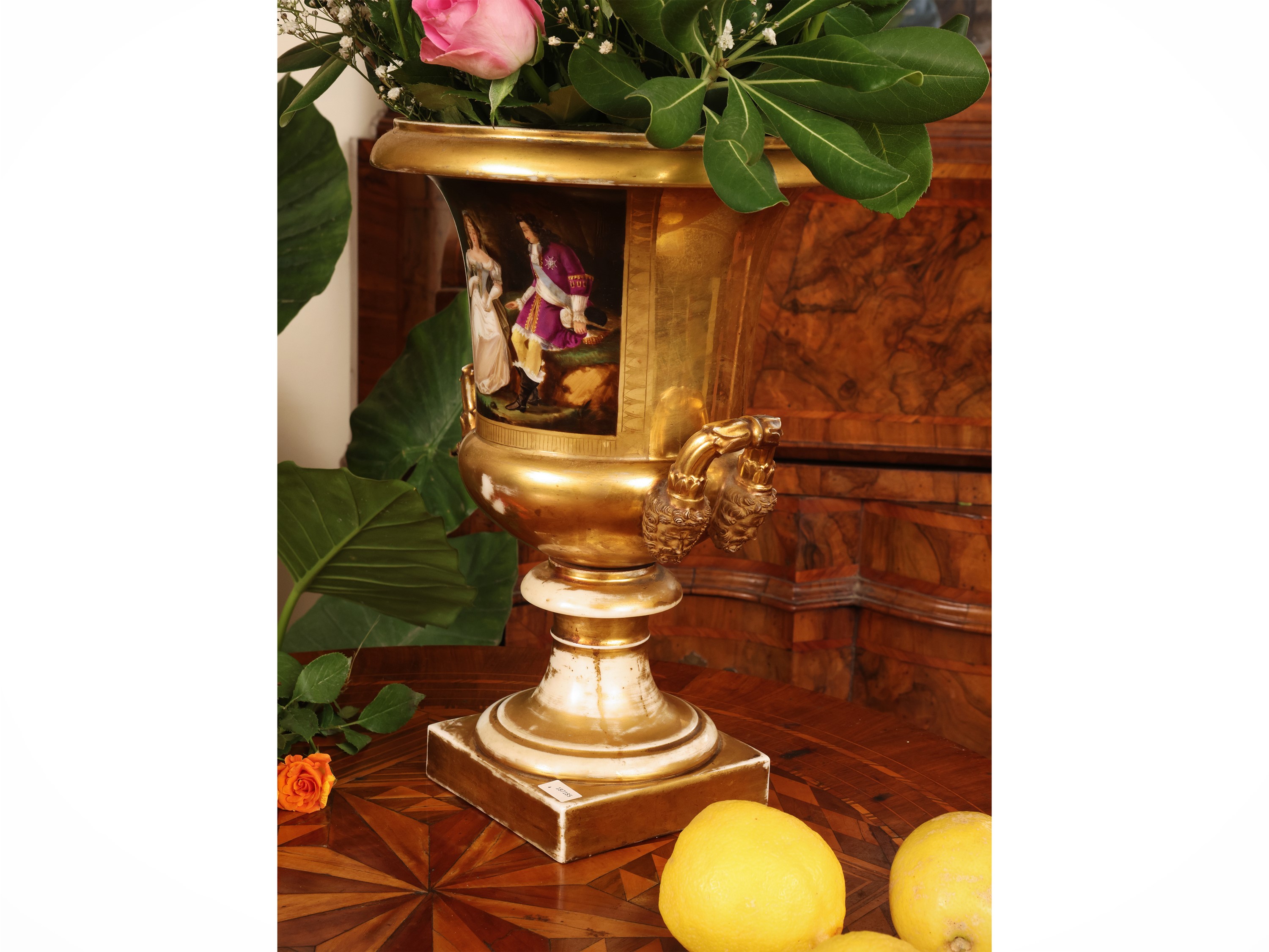 Vaso mediceo, porcellana policroma con scena galante e decoro in oro, XIX secolo