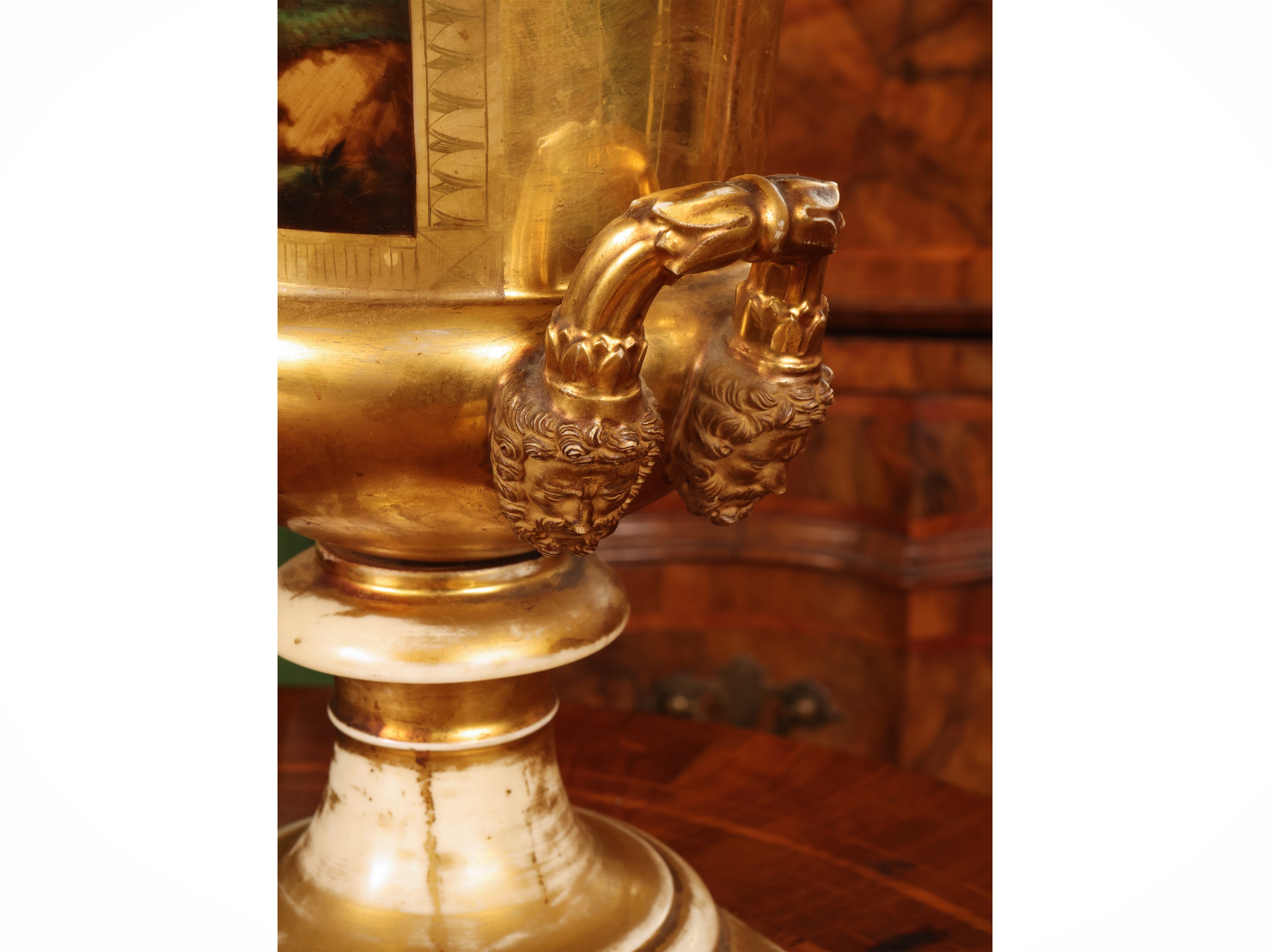 Vaso mediceo, porcellana policroma con scena galante e decoro in oro, XIX secolo