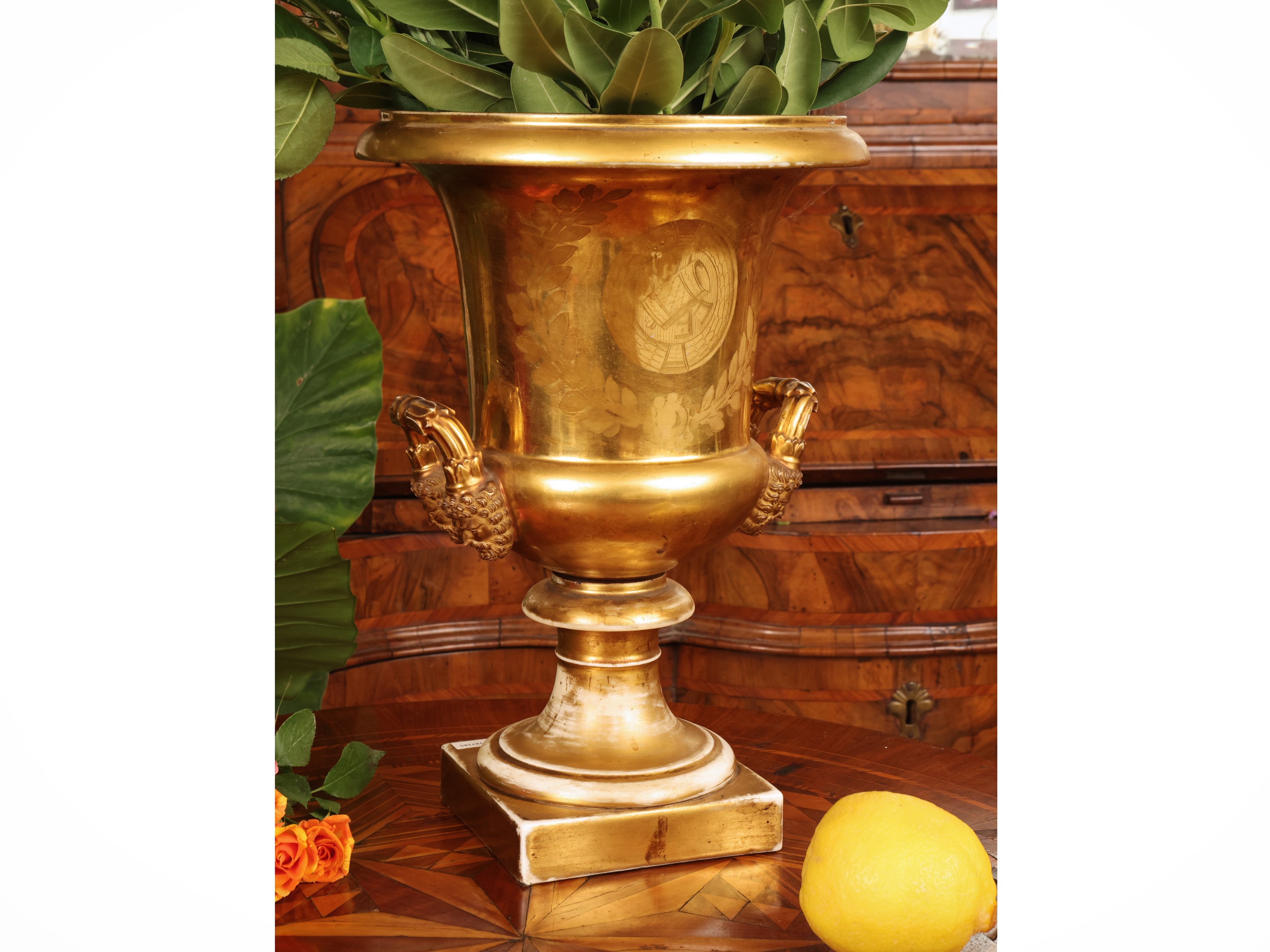 Vaso mediceo, porcellana policroma con scena galante e decoro in oro, XIX secolo