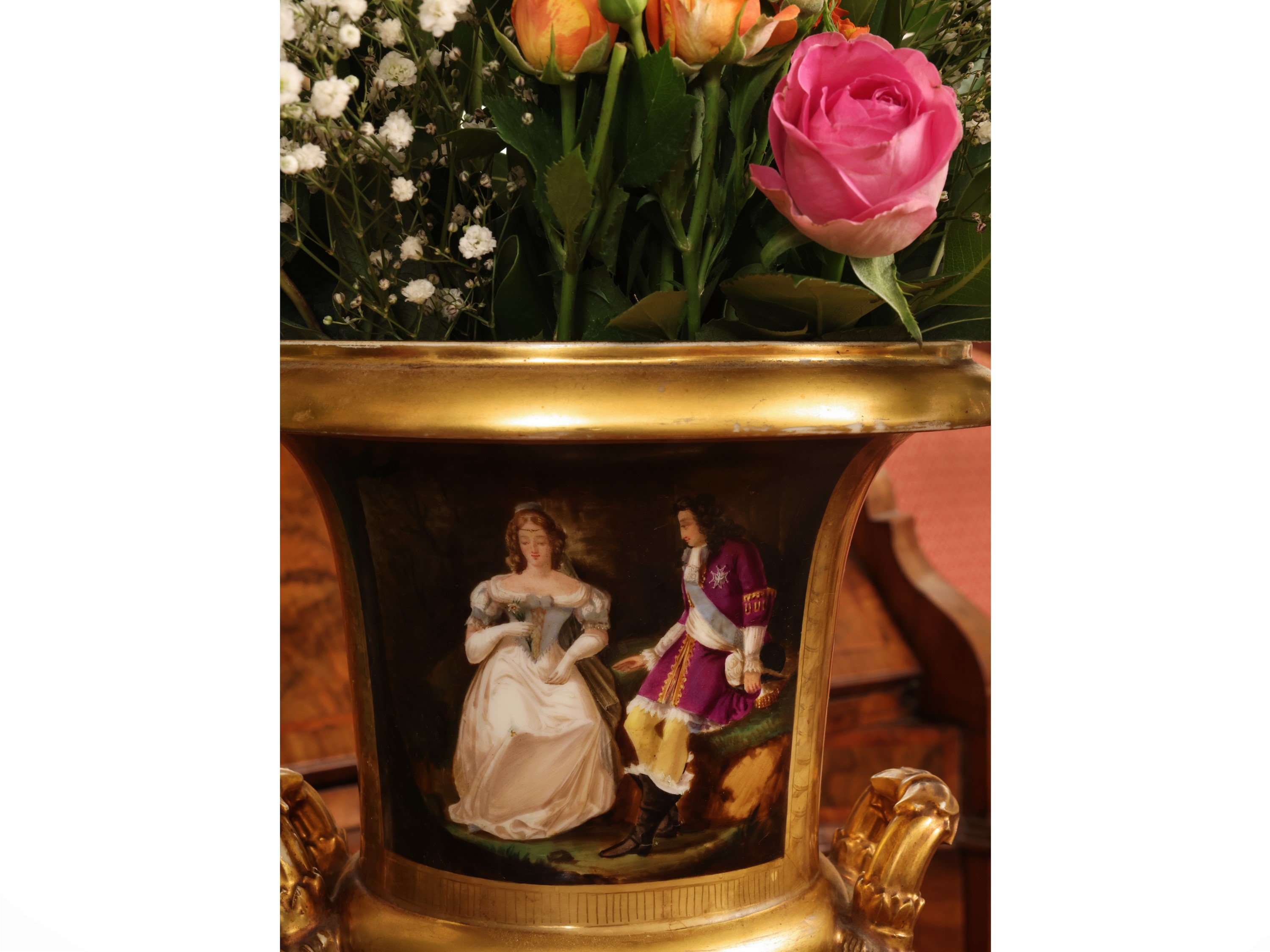 Vaso mediceo, porcellana policroma con scena galante e decoro in oro, XIX secolo