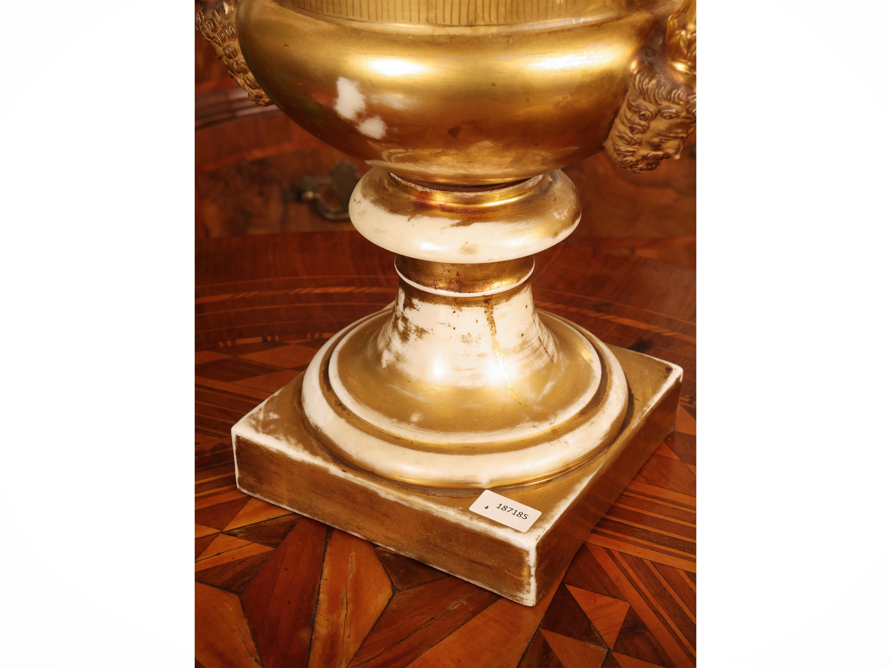 Vaso mediceo, porcellana policroma con scena galante e decoro in oro, XIX secolo