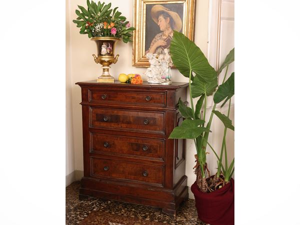 Small chest of drawers veneered in walnut and other essences