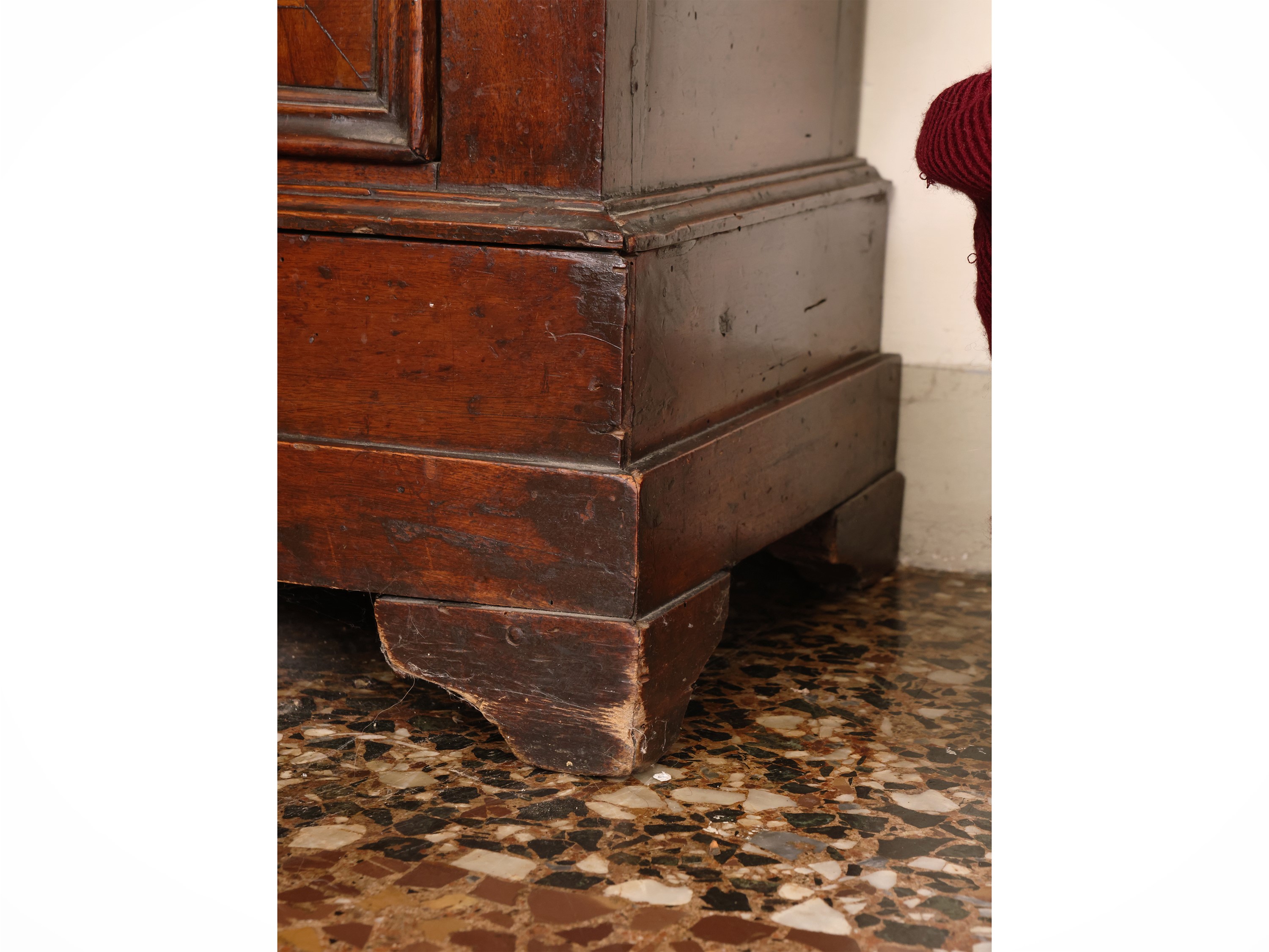 Cassettone d’epoca, piccolo cassettone impiallacciato in noce e altre essenze, XVIII secolo