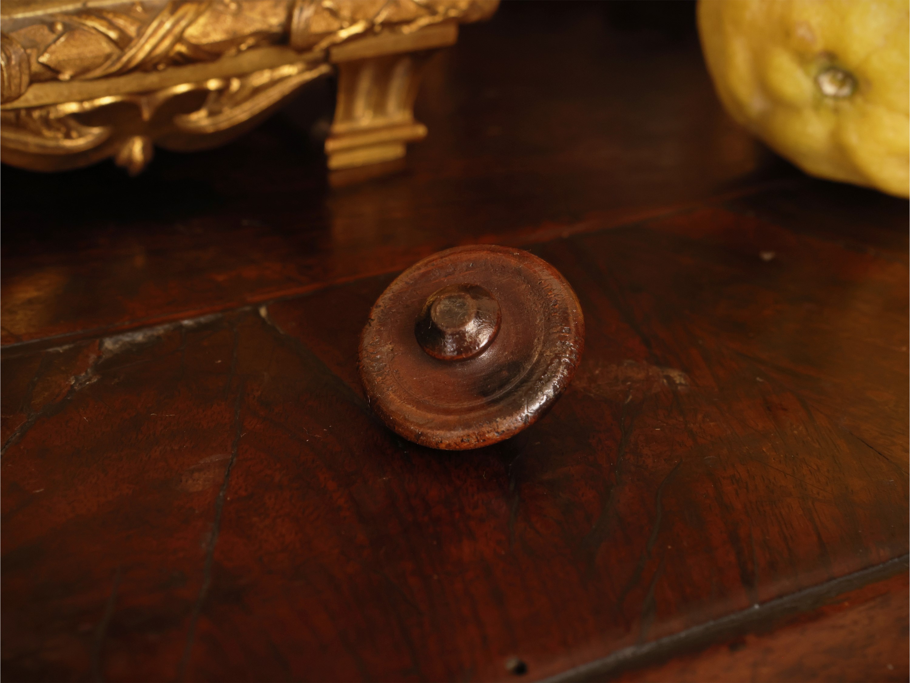 Cassettone a tre cassetti, impiallacciato in noce e altre essenze, XVII secolo