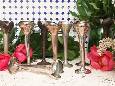 Serie di nove solifleur o candelieri da tavola, metallo argentato