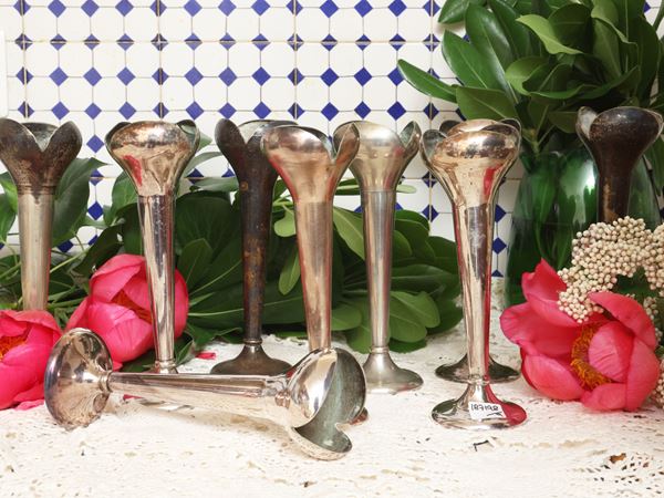 Serie di nove solifleur o candelieri da tavola in metallo argentato