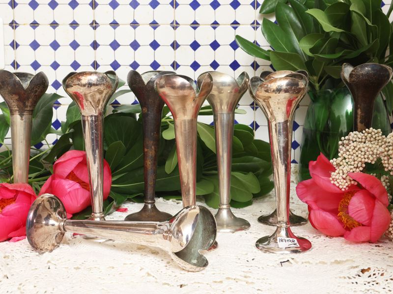 Serie di nove solifleur o candelieri da tavola, metallo argentato