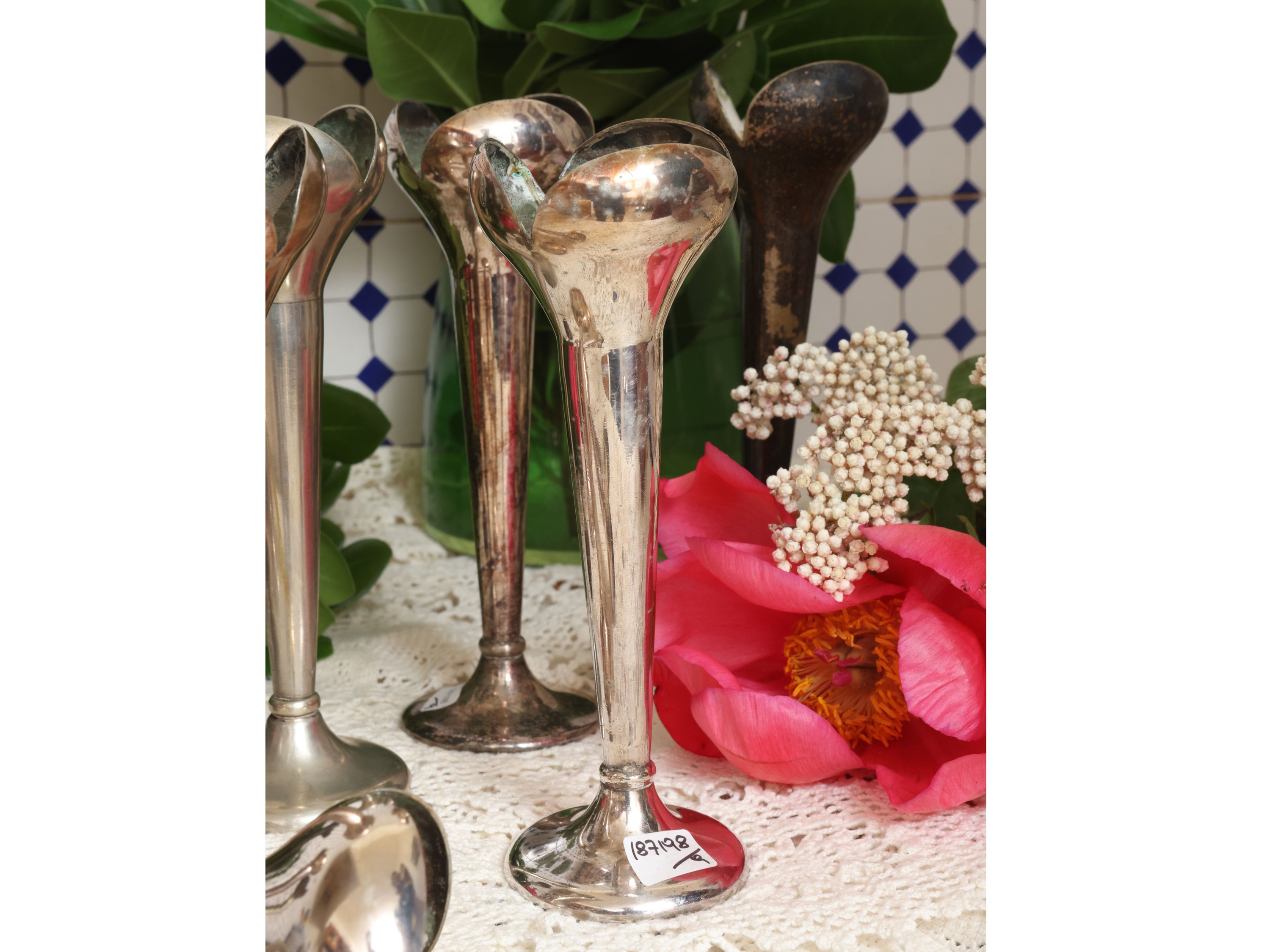 Serie di nove solifleur o candelieri da tavola, metallo argentato