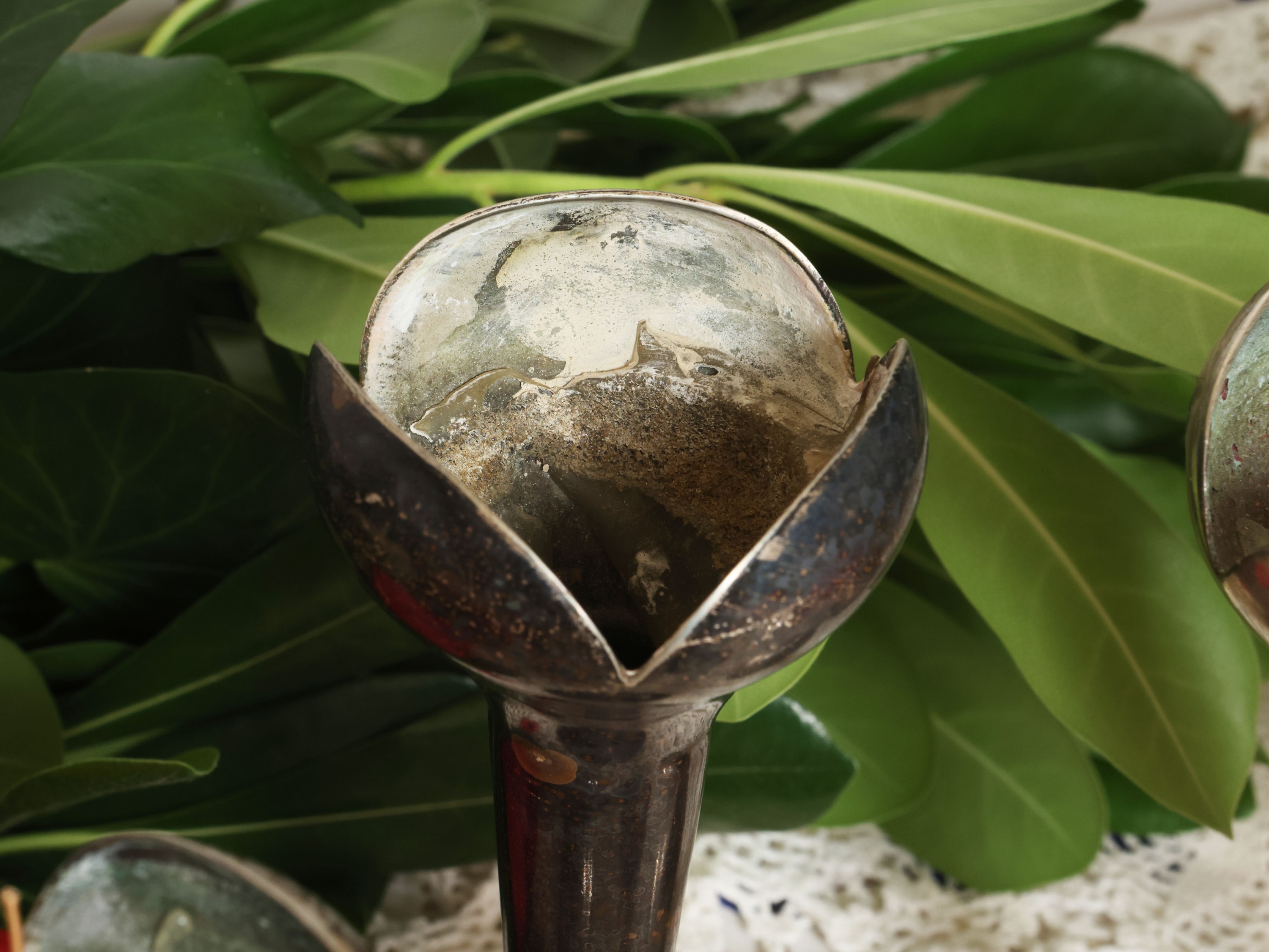 Serie di nove solifleur o candelieri da tavola, metallo argentato