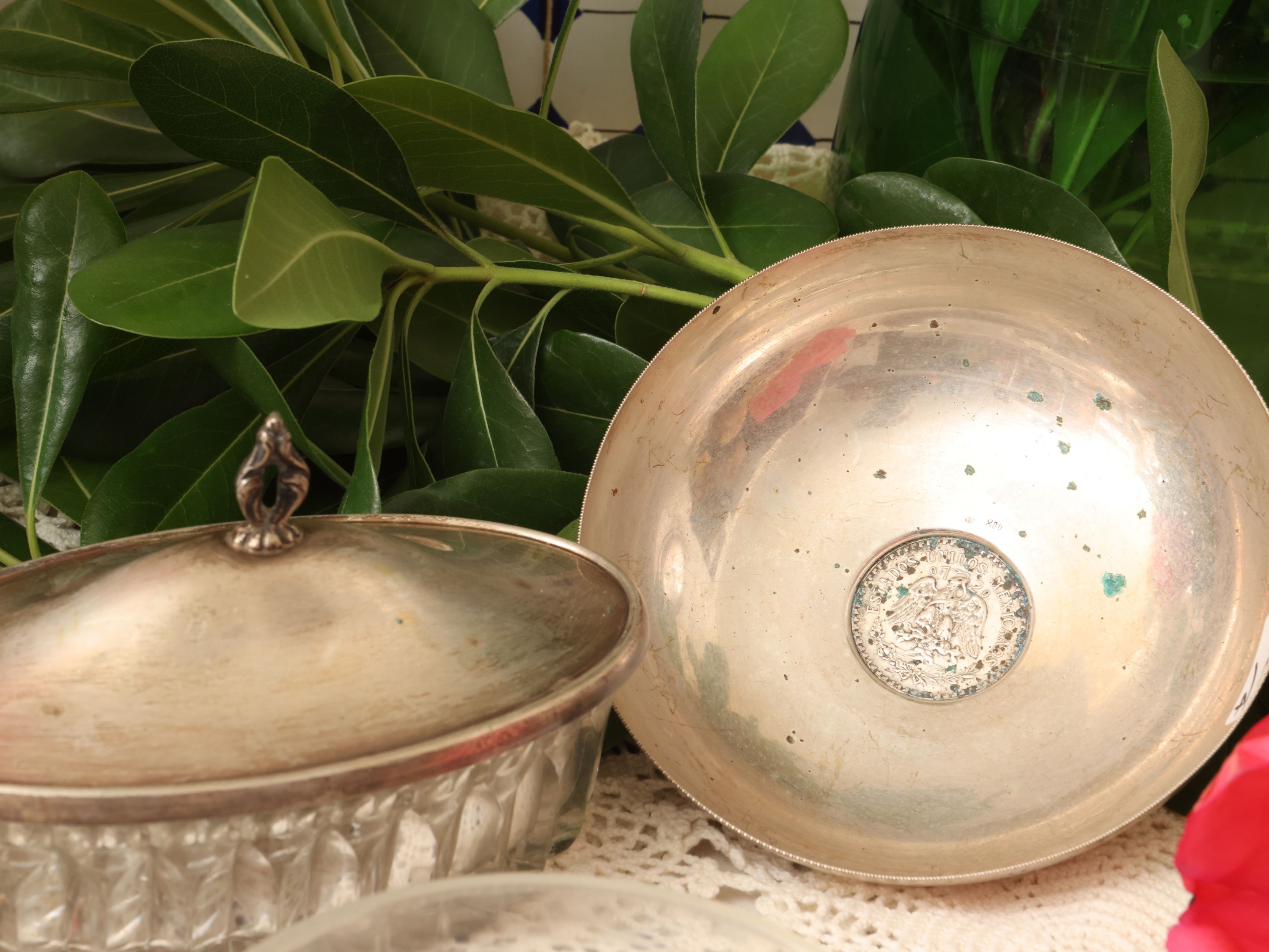 Accessori per antipasti in argento, vaschetta in cristallo molato con base in argento e component...