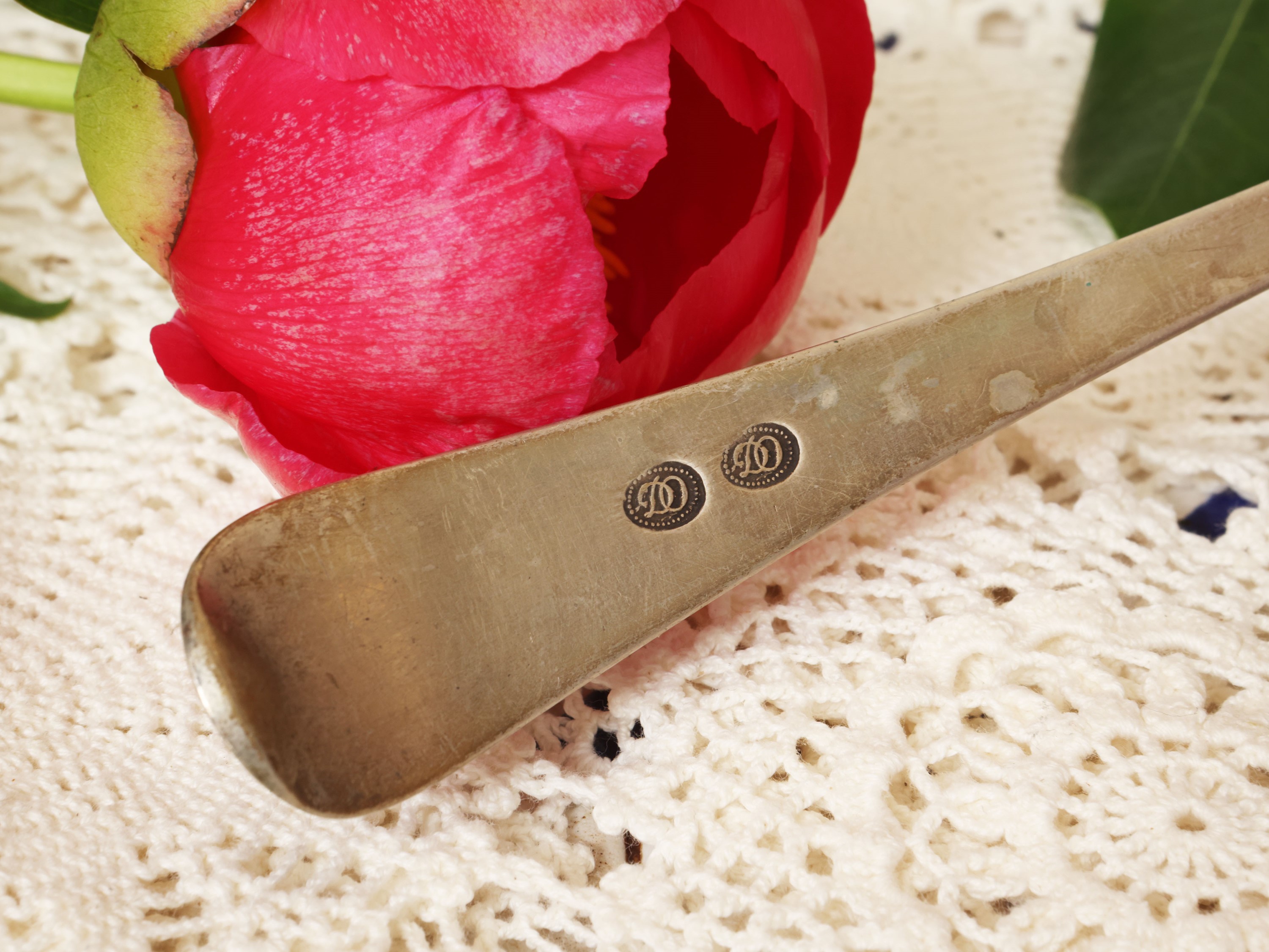 XIX secolo, ramaiolo in argento con manico inciso e decorazione cesellata