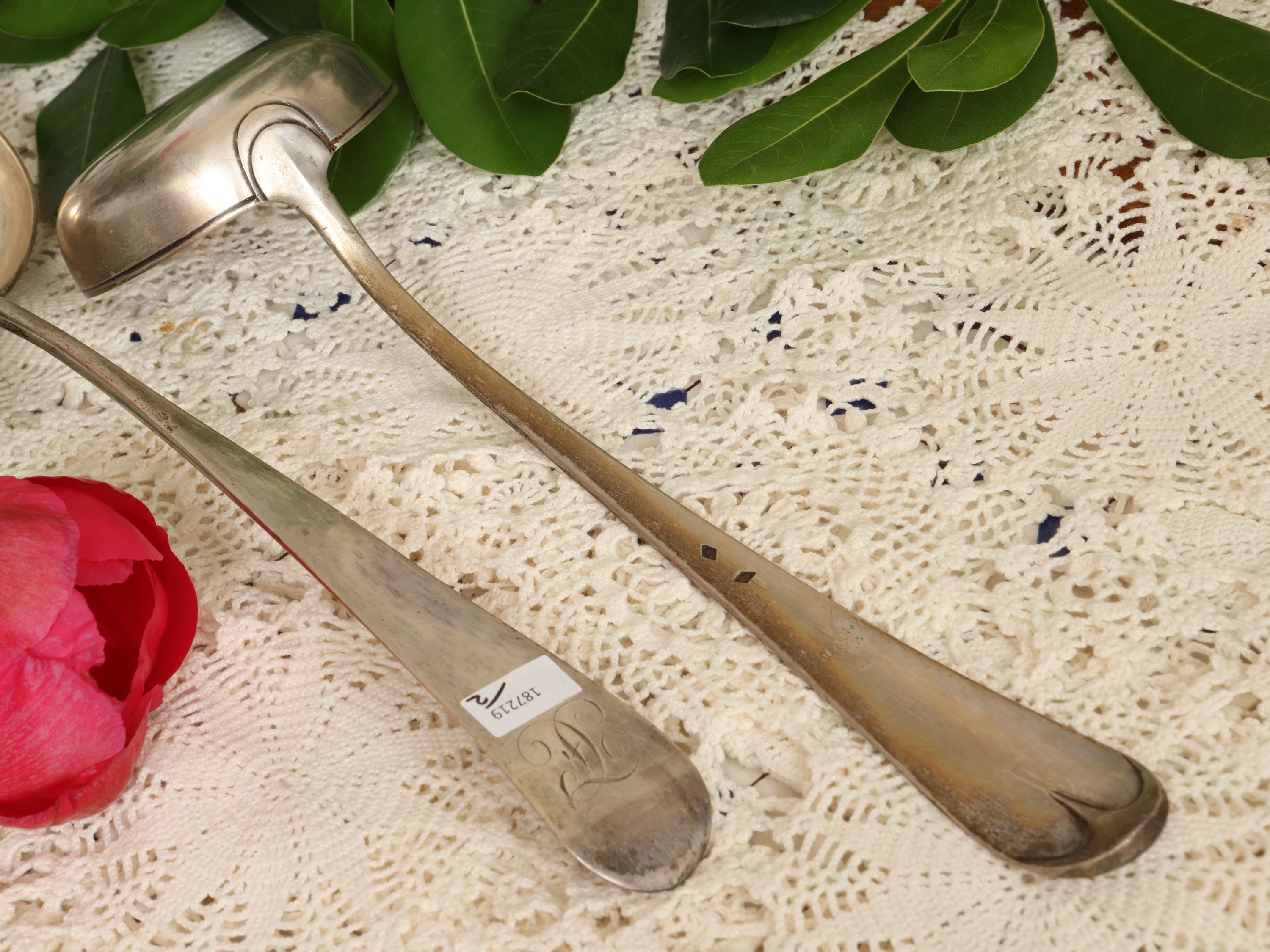 Ramaiole in argento, manico cesellato con monogramma (XIX secolo)
