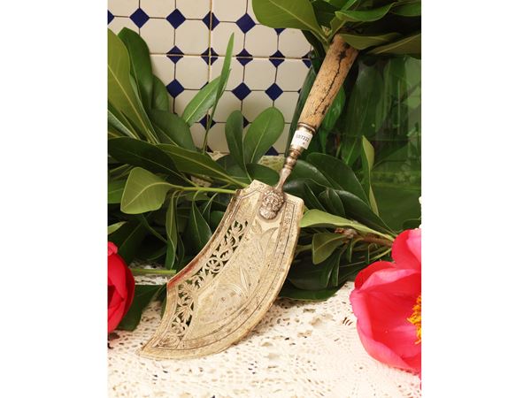 Antico coltello da portata in argento per pesce