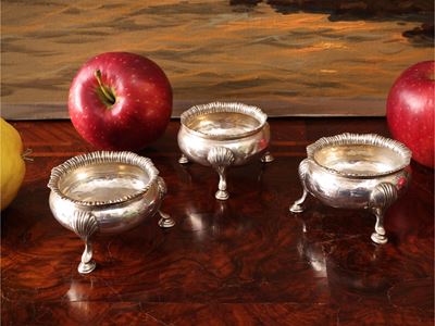 Goldsmiths & Silversmiths, Tris di saliere in argento, Londra 1901