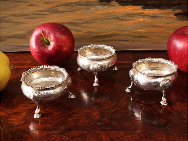 Pair of silver salt shakers, Goldsmiths & Silversmiths