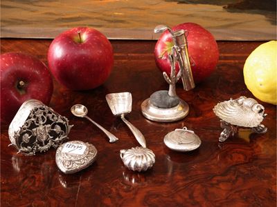 Inghilterra, Ninnoli da collezione in argento, scatoline traforate e portamonete, XIX/XX secolo