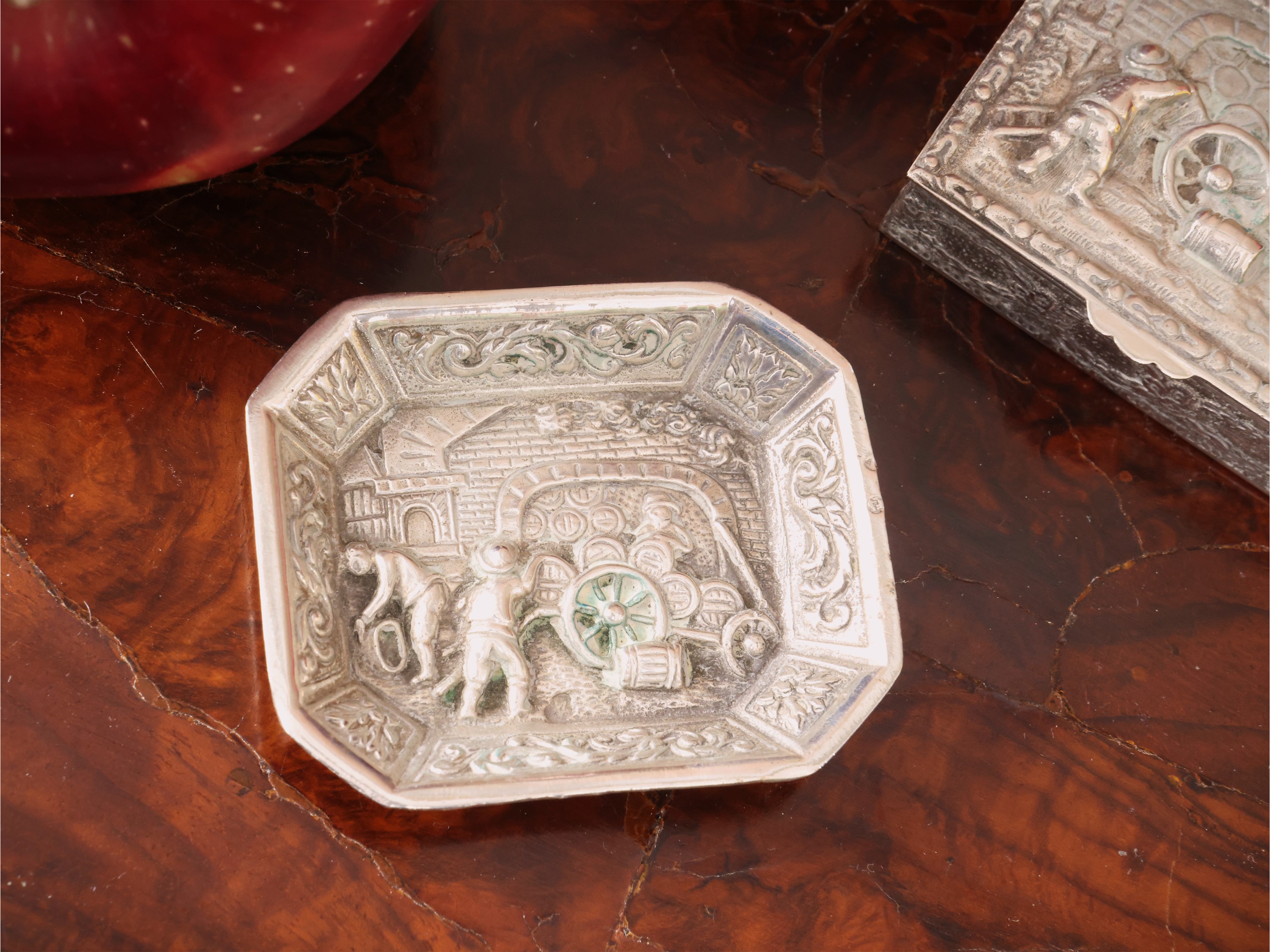 Ninnoli da collezione in argento, scatolina e vassoietto sbalzati con scena rurale