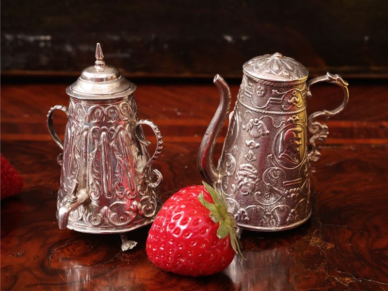 Paesi Bassi XVIII secolo, Due caffettiere in miniatura in argento