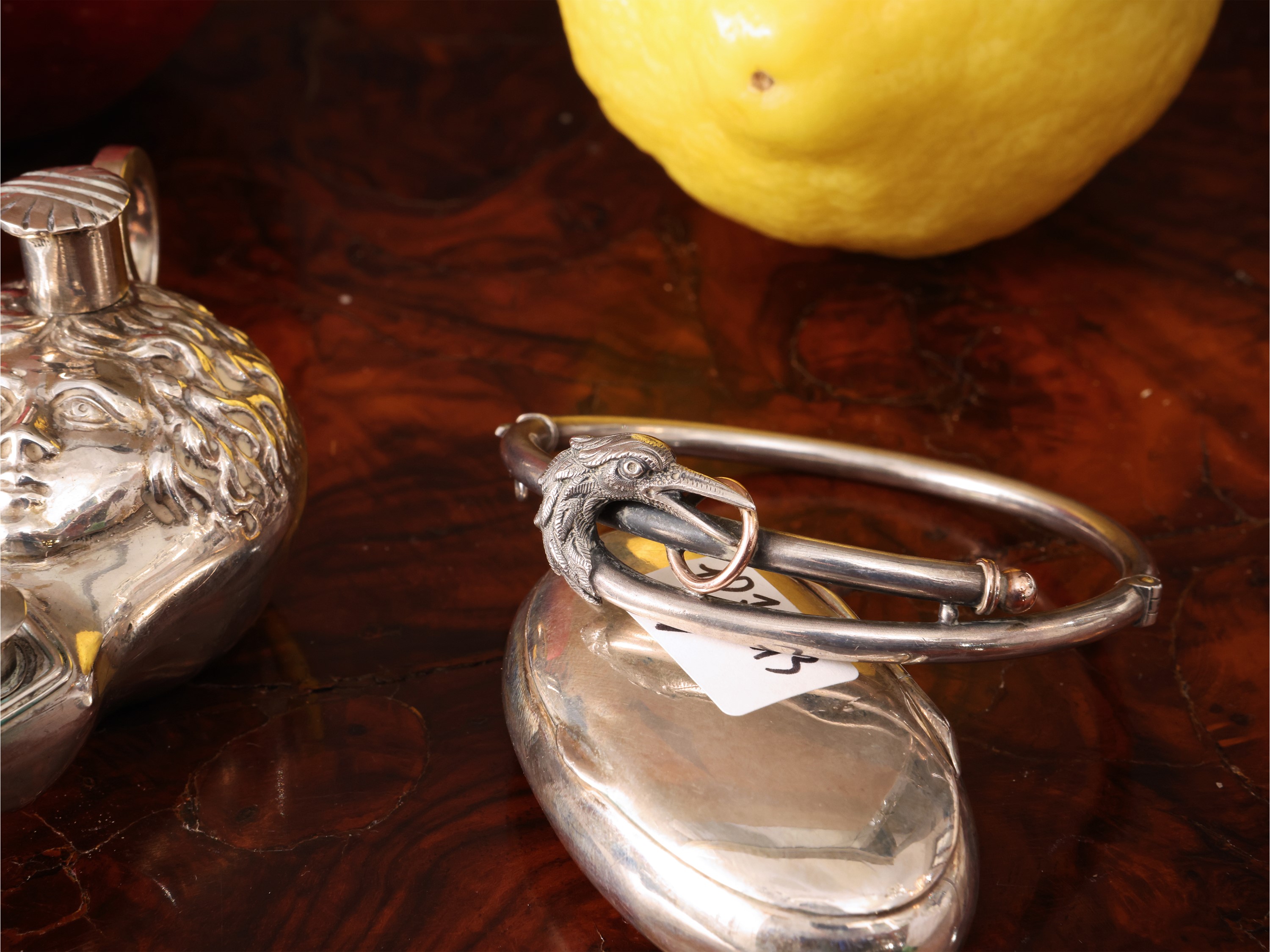 Ninnoli da collezione in argento, con barchetta in miniatura, bracciale con testa di airone e pic...