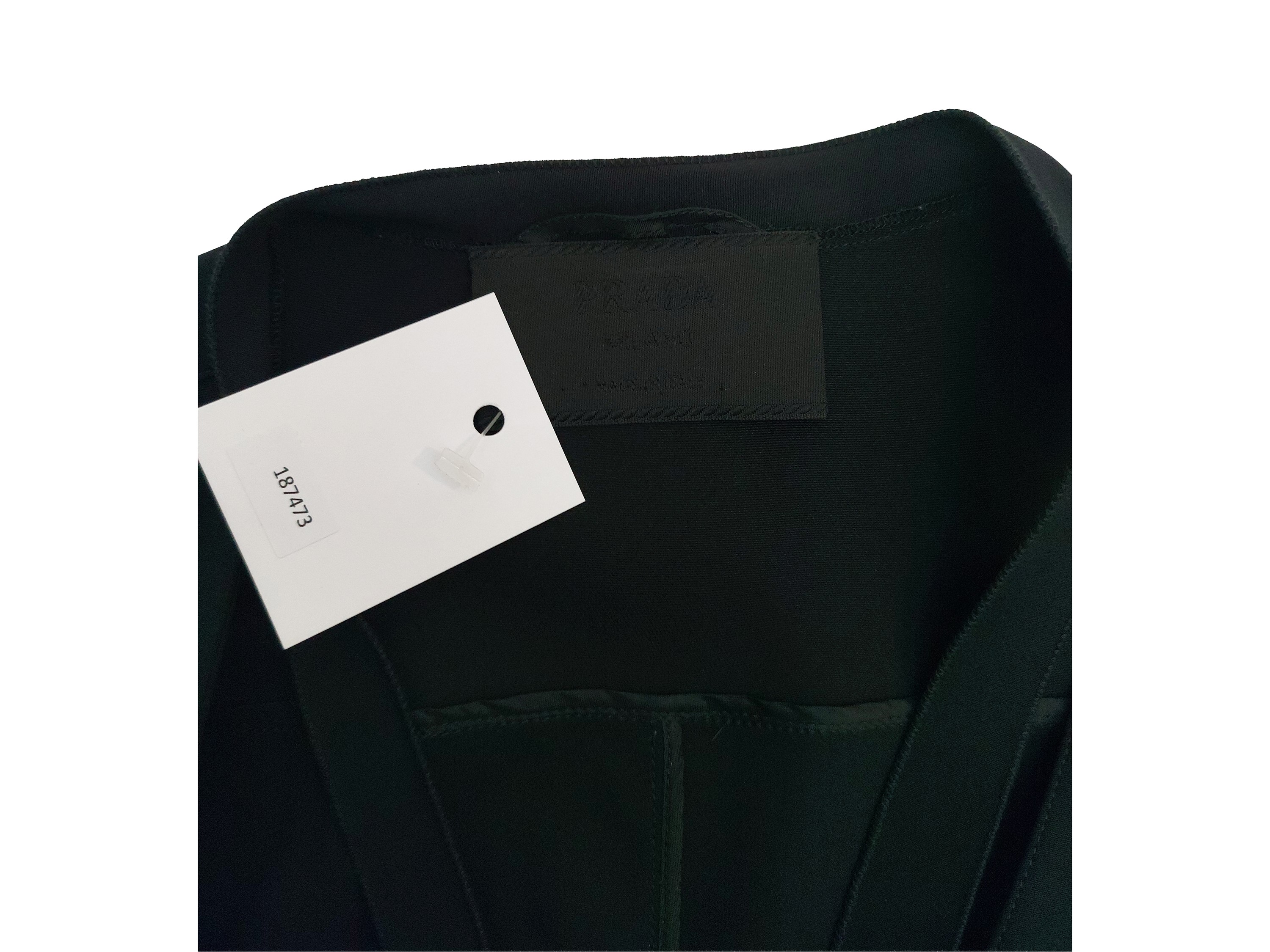 Prada, Tailleur pantalone nero in seta (giacca monopetto a tre bottoni)