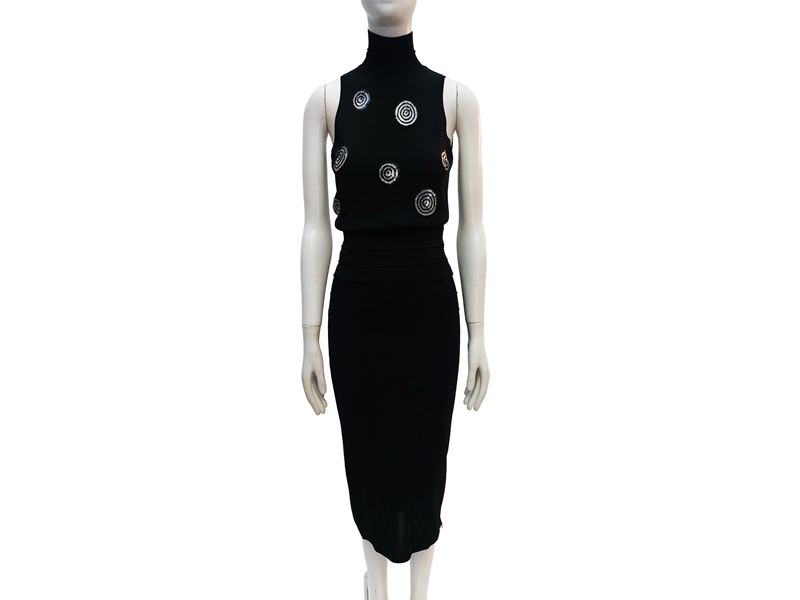 Ferré, Completo in maglia nera (top e cardigan con paillettes argento) con gonna longuette