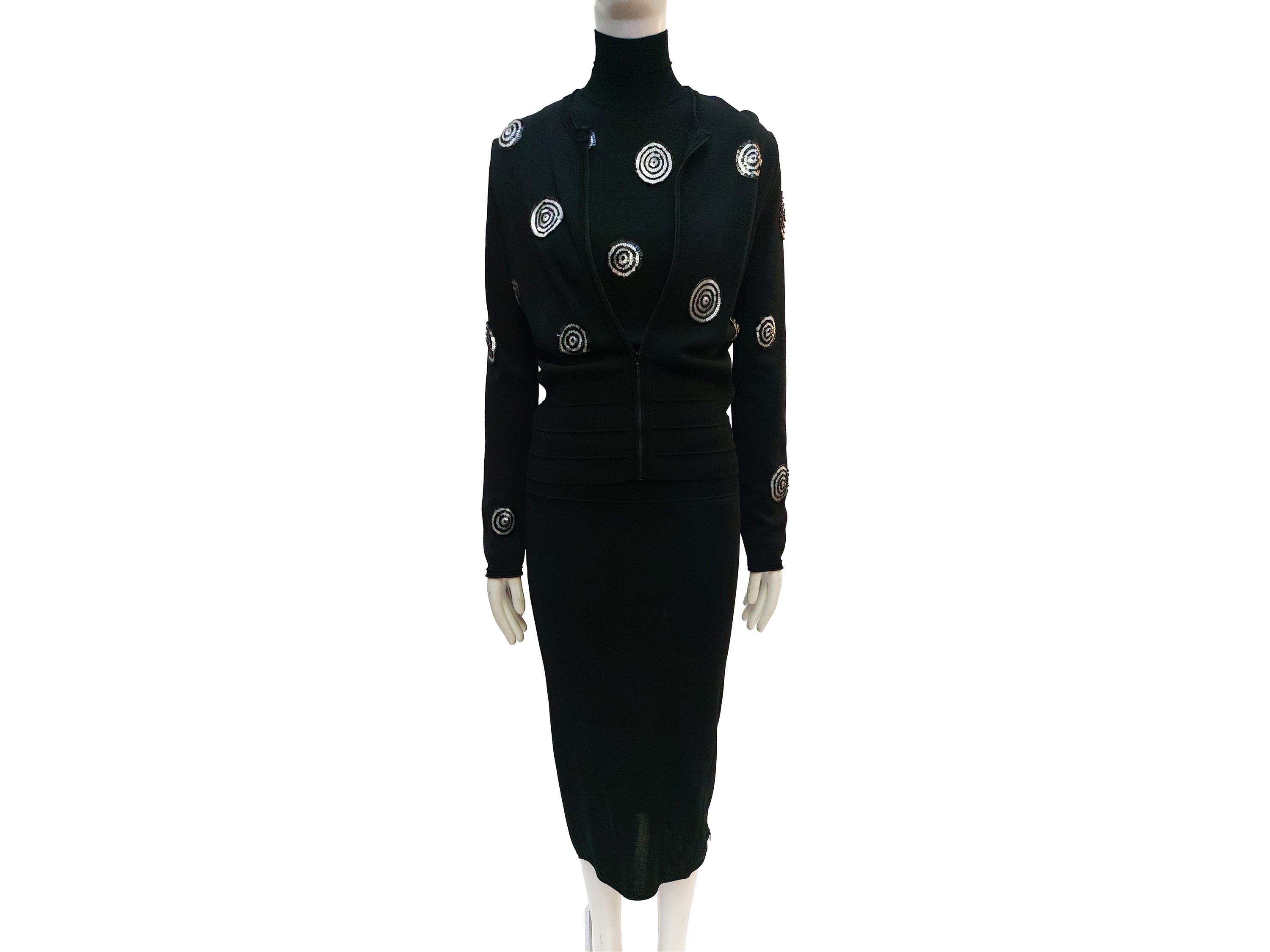 Ferré, Completo in maglia nera (top e cardigan con paillettes argento) con gonna longuette