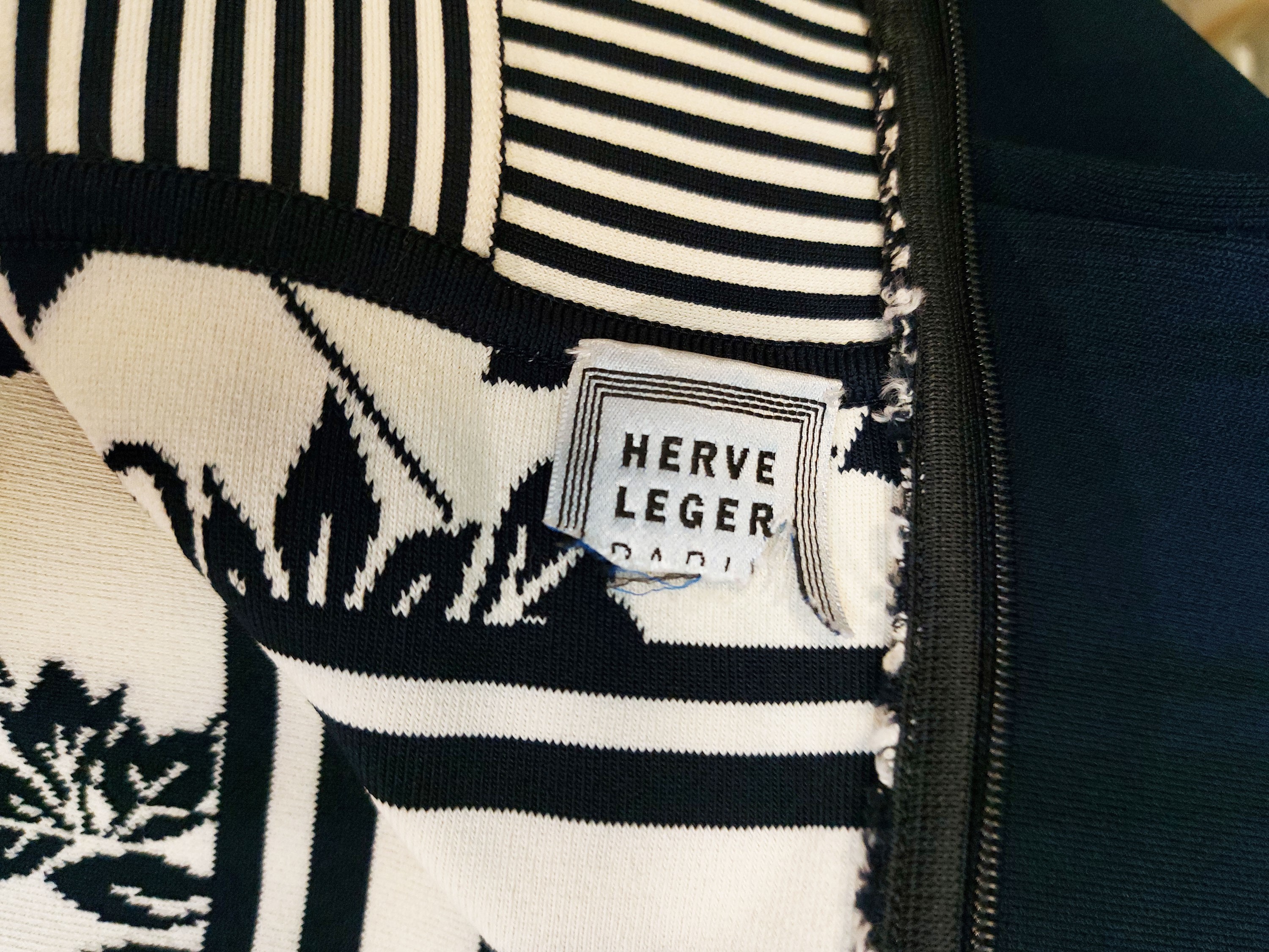 Hervé Léger, Abito midi in maglia blu a righe e motivo floreale