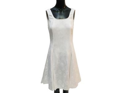Abito in piquet jacquard bianco, motivo a margherite, smanicato