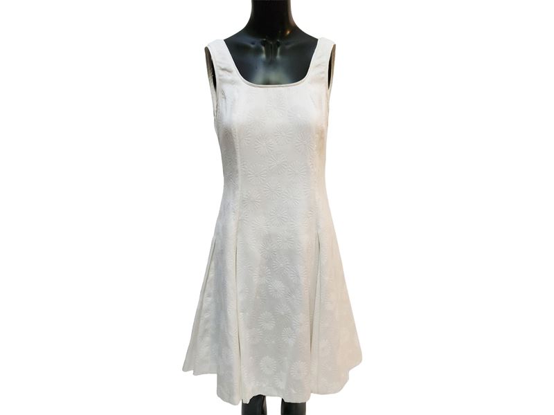 Abito in piquet jacquard bianco, motivo a margherite, smanicato