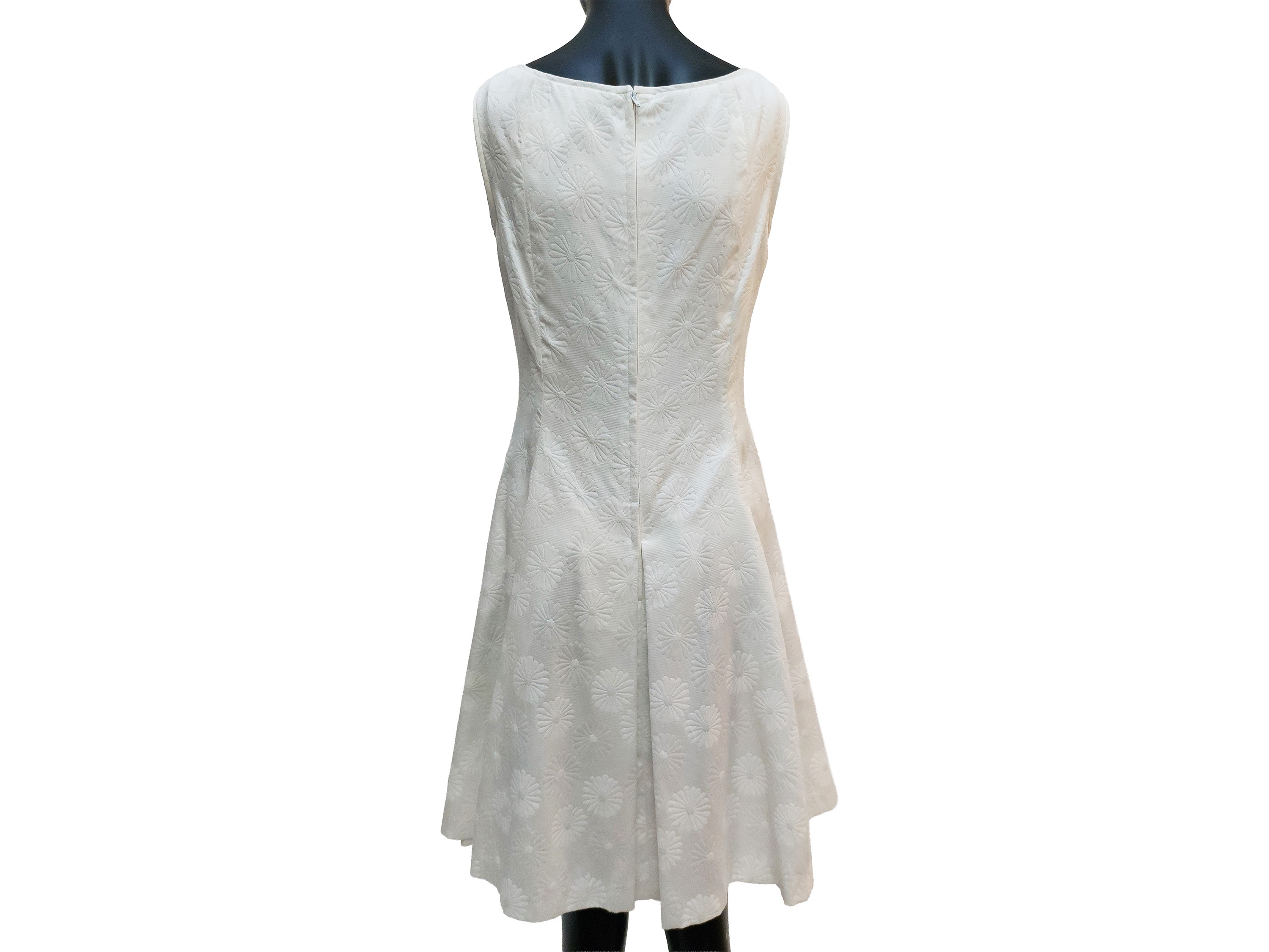 Abito in piquet jacquard bianco, motivo a margherite, smanicato