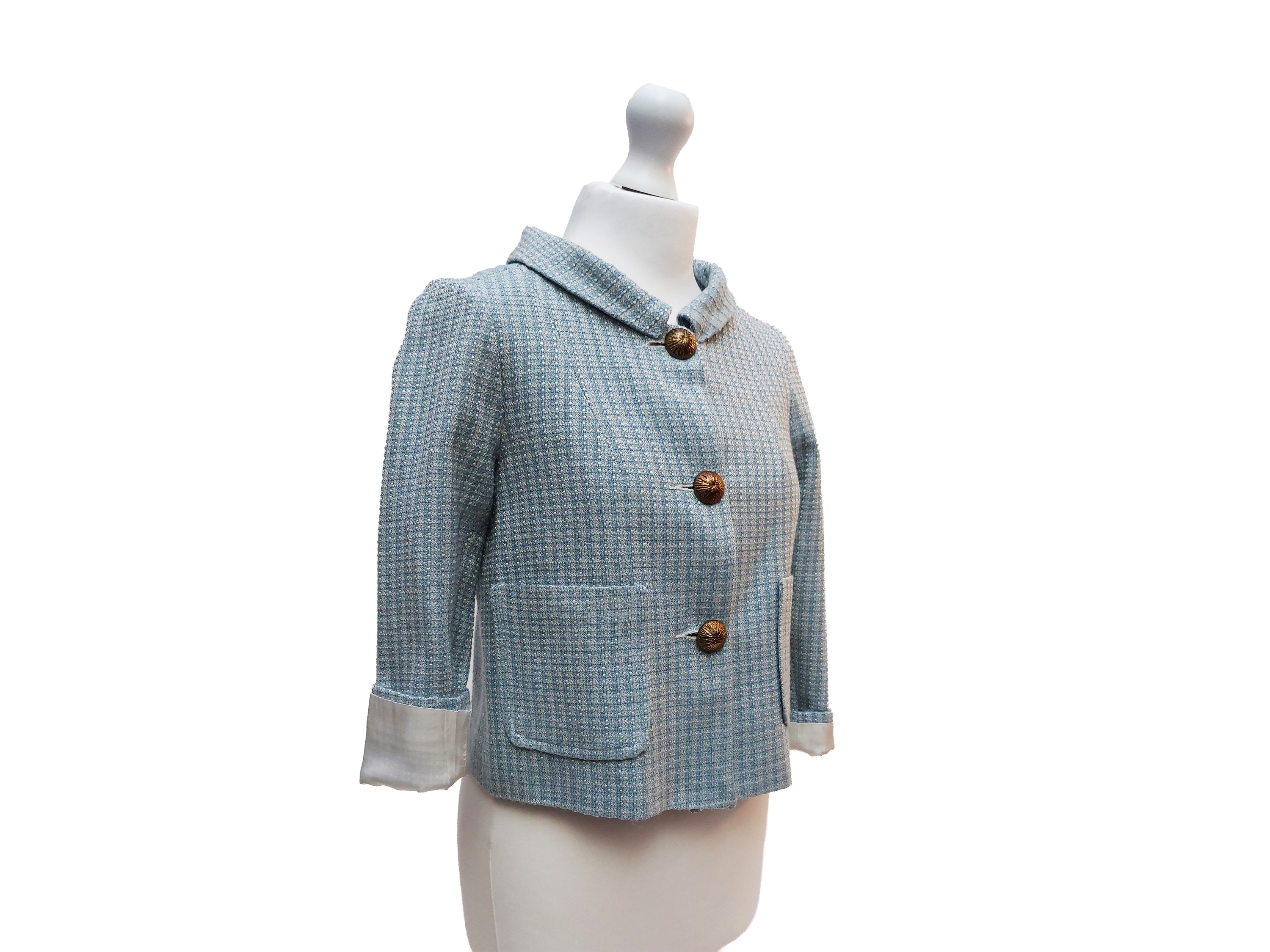Giacchina corta in tweed di cotone celeste e bianco, bottoni gioiello