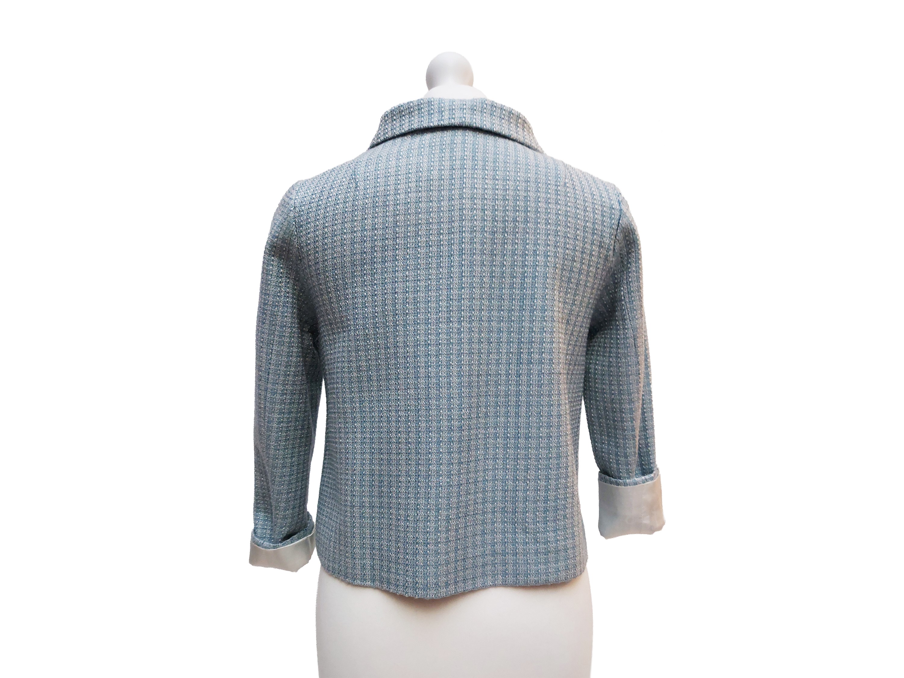 Giacchina corta in tweed di cotone celeste e bianco, bottoni gioiello