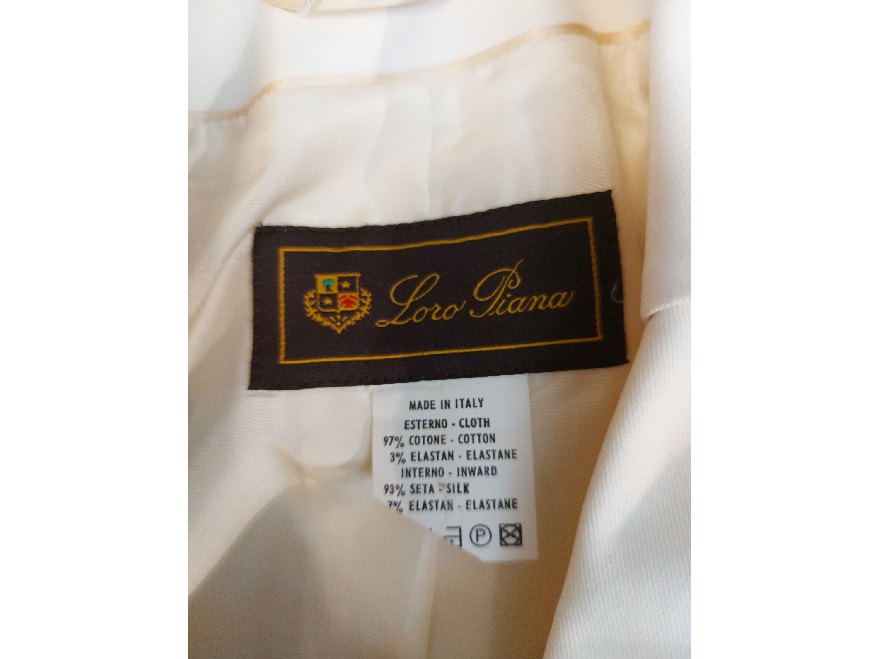Loro Piana, Completo sartoriale composto da giacca corta monopetto e pantalone in cotone panna