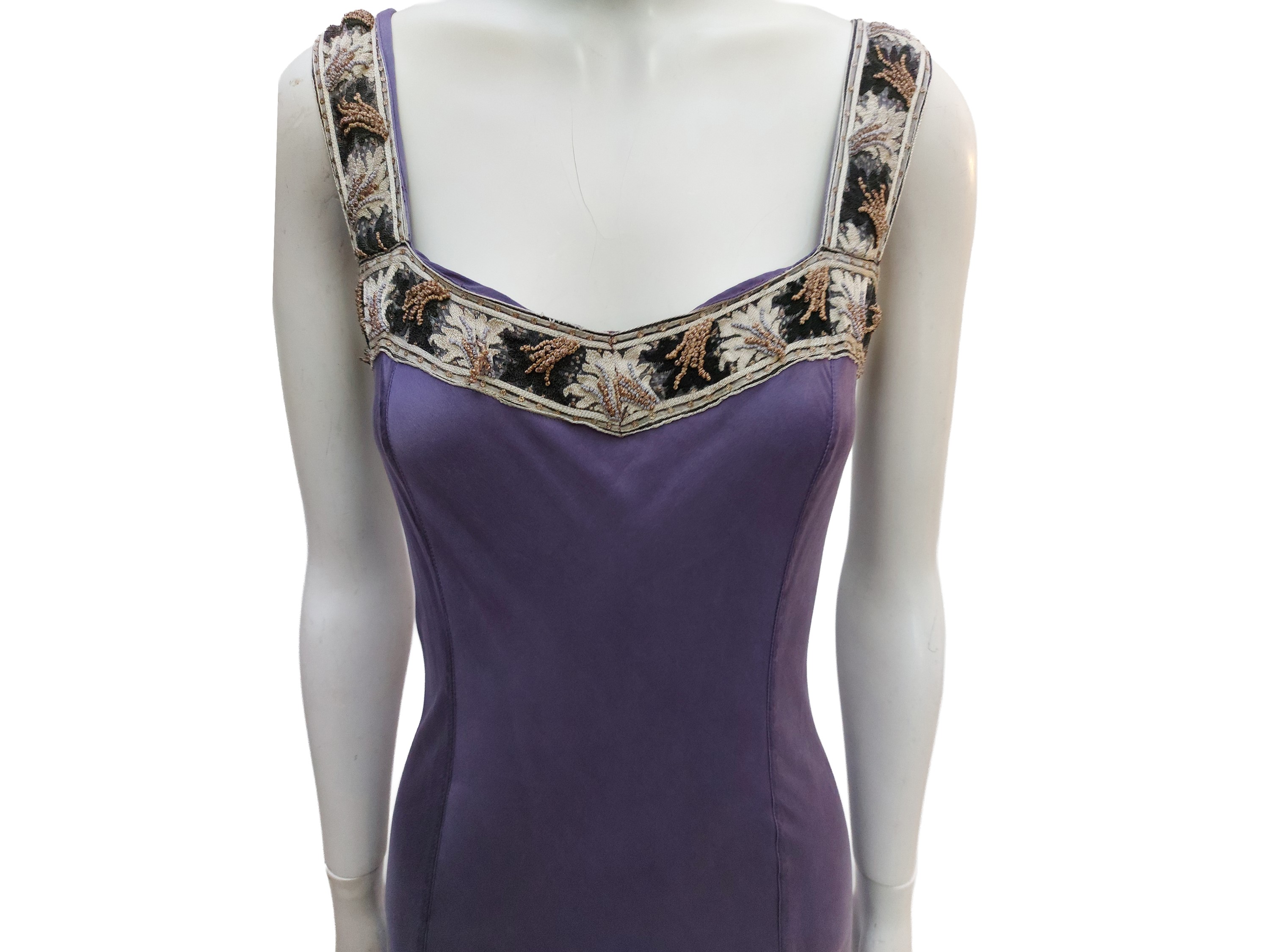 Sabine St Barths, Abito lungo in seta viola con collo quadrato decorato