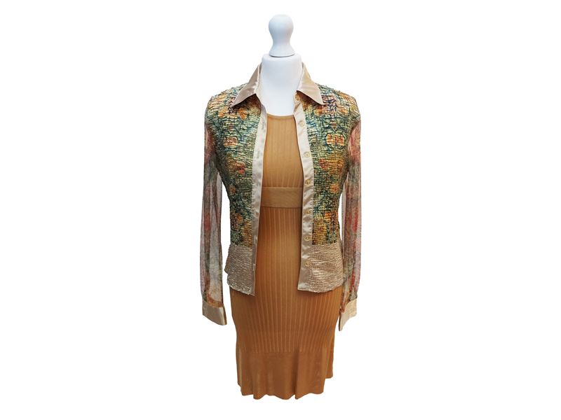 Composé, Abito in maglia beige e Camicia in raso goffrato a motivo floreale