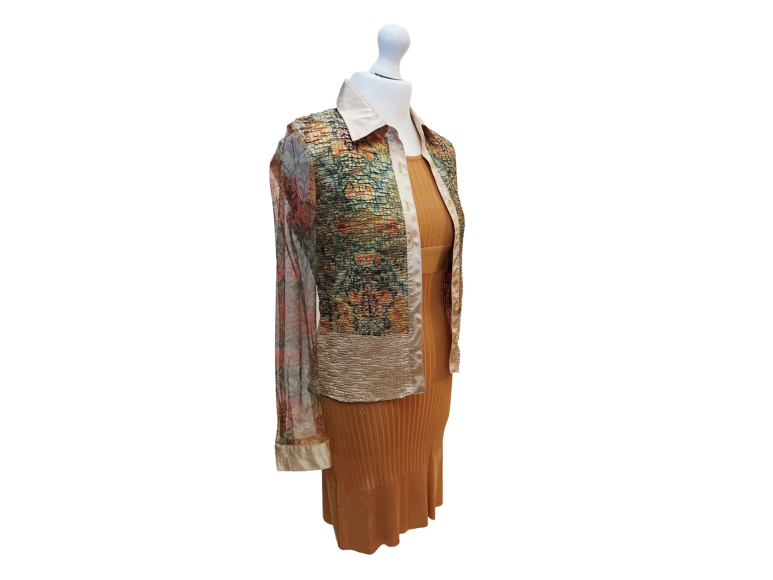 Composé, Abito in maglia beige e Camicia in raso goffrato a motivo floreale