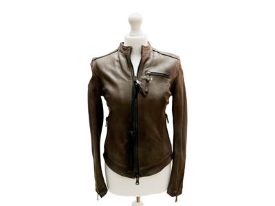 Giubbotto in pelle taupe in stile biker, impunture rinforzate e chiusura con cerniera
