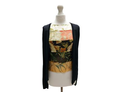 Cardigan con tasche applicate in viscosa blu e top smanicato in seta fantasia (patchwork), taglia...