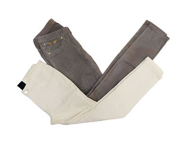 Due paia di pantaloni skinny pitonati, panna e grigio (taglie 25–26)