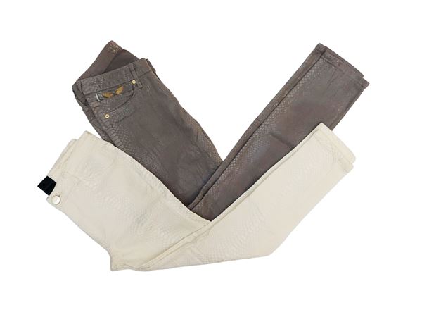 Due paia di pantaloni skinny pitonati