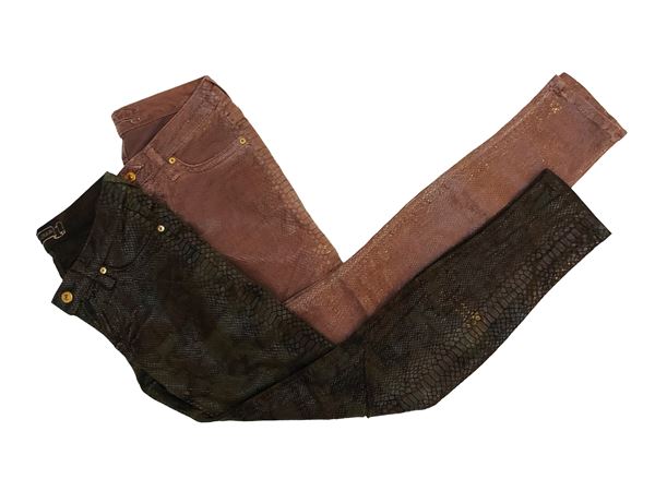 Due paia di pantaloni skinny pitonati