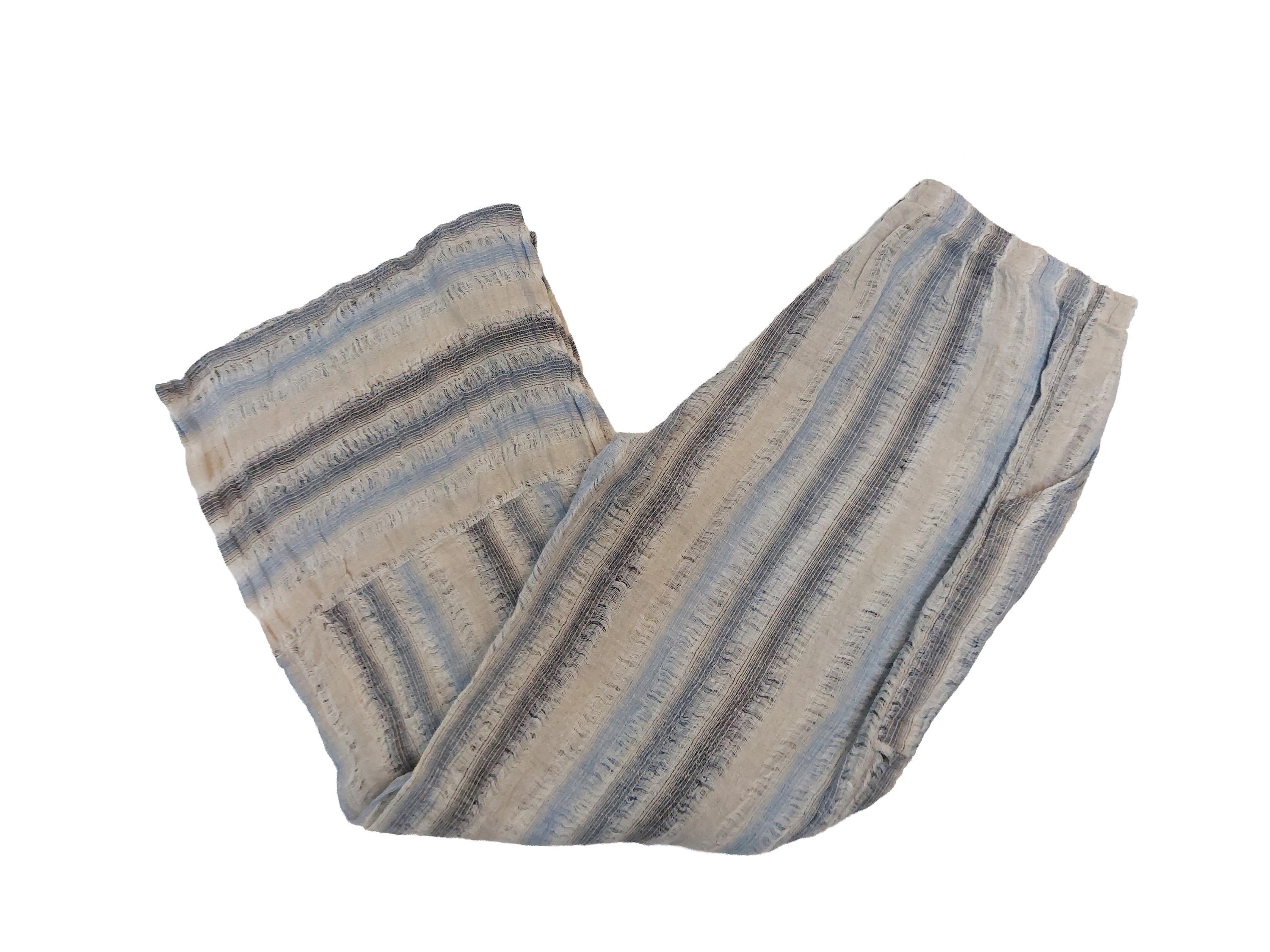 Completo casual in lino celeste, top a rete e pantaloni con elastico